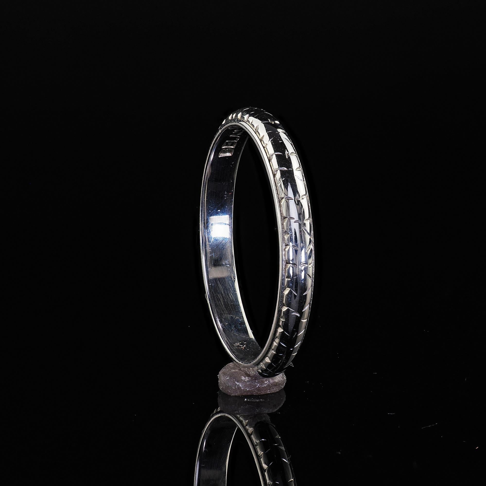 Alianza de boda antigua Art Decó Belais de oro blanco de 18 quilates grabada - Talla 6 en venta 2