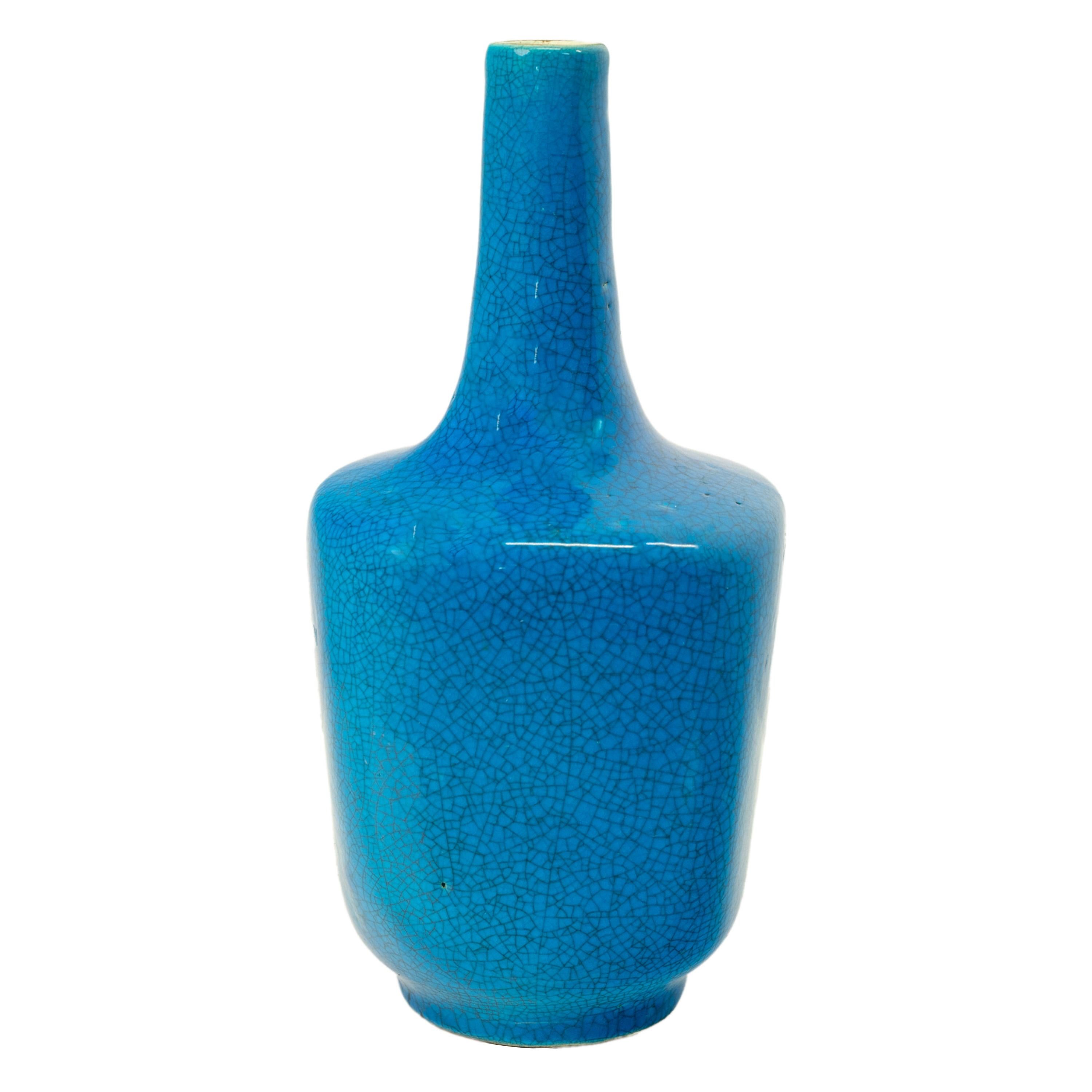 Un bon vase ancien en poterie bleue belge à glaçure craquelée, Charles Catteau pour Boch Frères, vers 1925.
Le vase en forme de bouteille avec une base en forme de maillet et reposant sur un pied circulaire peu profond, le vase avec une belle