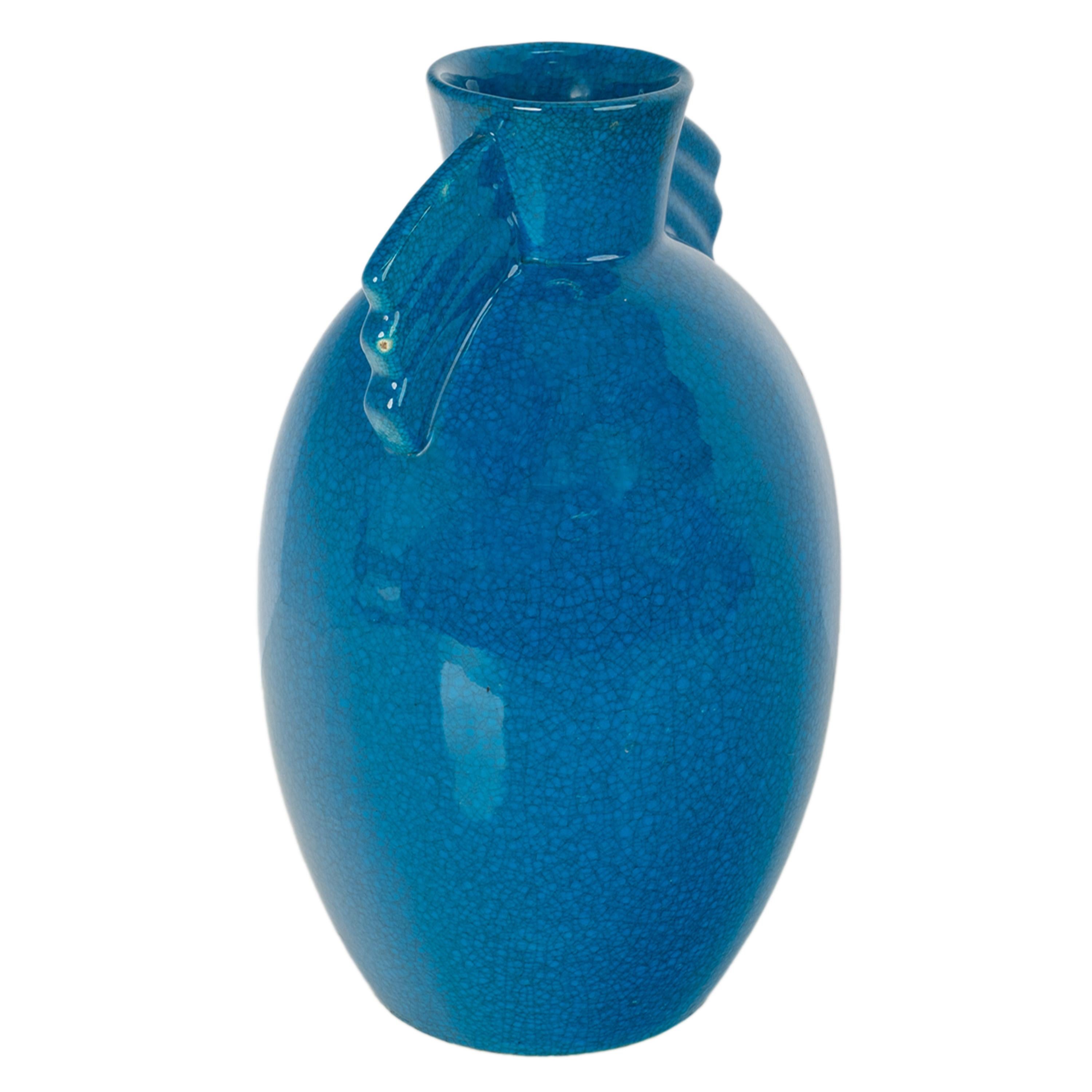 Un buon vaso antico in ceramica belga smaltata blu Art Deco, della Royal Crown Pottery, circa 1925.

Il vaso è decorato con un'attraente glassa screziata, il collo svasato del vaso è affiancato da 