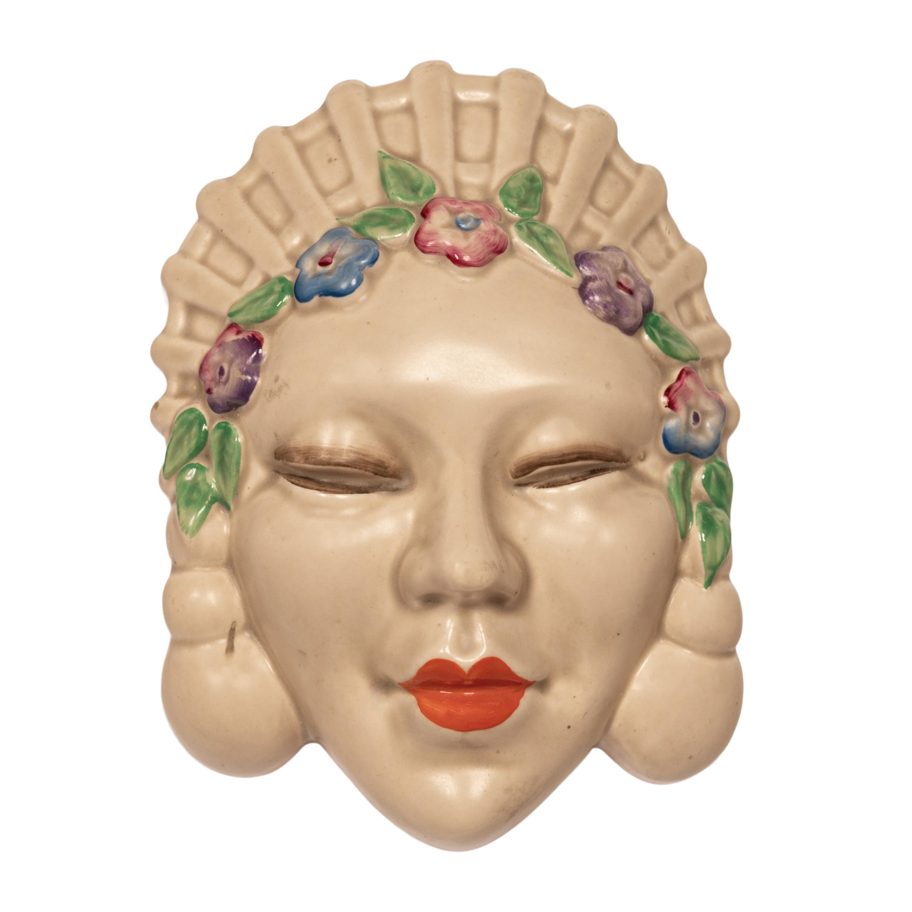 Eine wunderbare Original Art Deco Clarice Cliff Keramik Wandvase, Maske, 1936.
Clarice Cliff war die wohl berühmteste Keramikdesignerin des frühen 20. Jahrhunderts. Vor dem Ersten Weltkrieg begann sie in den Töpfereien von Staffordshire in England