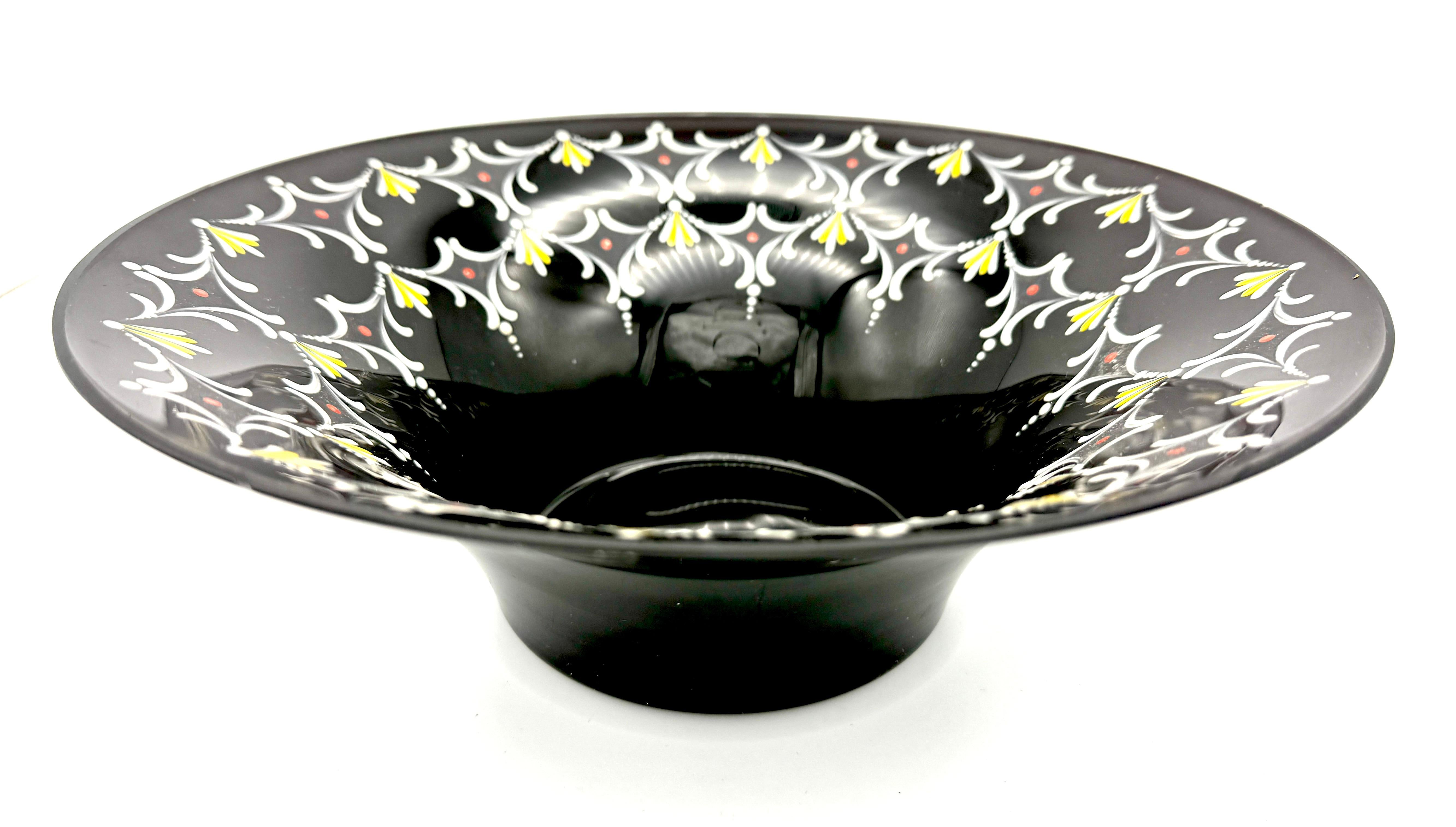 Europeo Antica ciotola in vetro nero Art Deco con pittura a smalto bianco, giallo e rosso in vendita