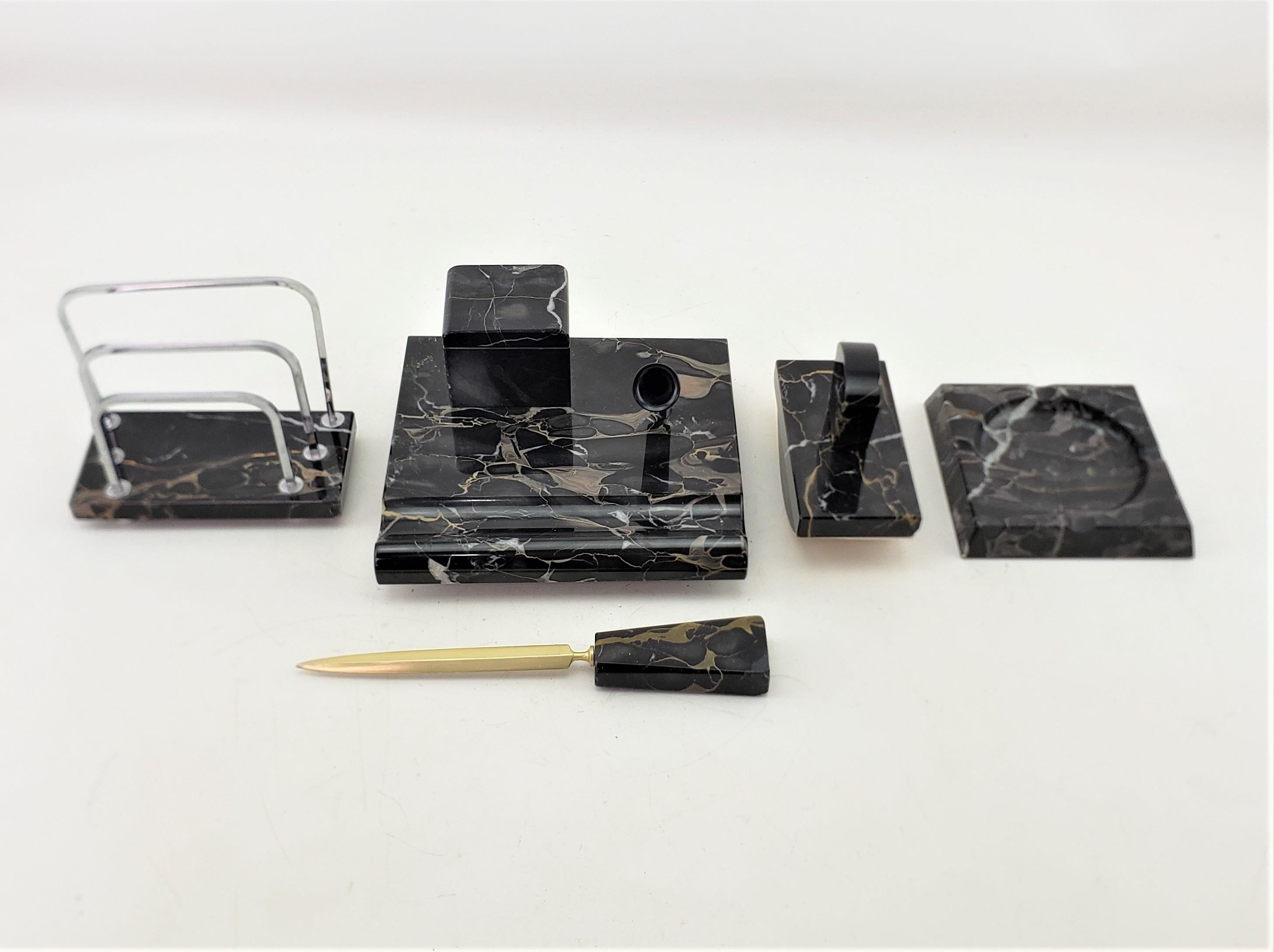 Antikes Art-Déco-Schreibtisch-Set aus schwarzem Marmor mit Chrom- und Messing-Akzenten (Art déco) im Angebot