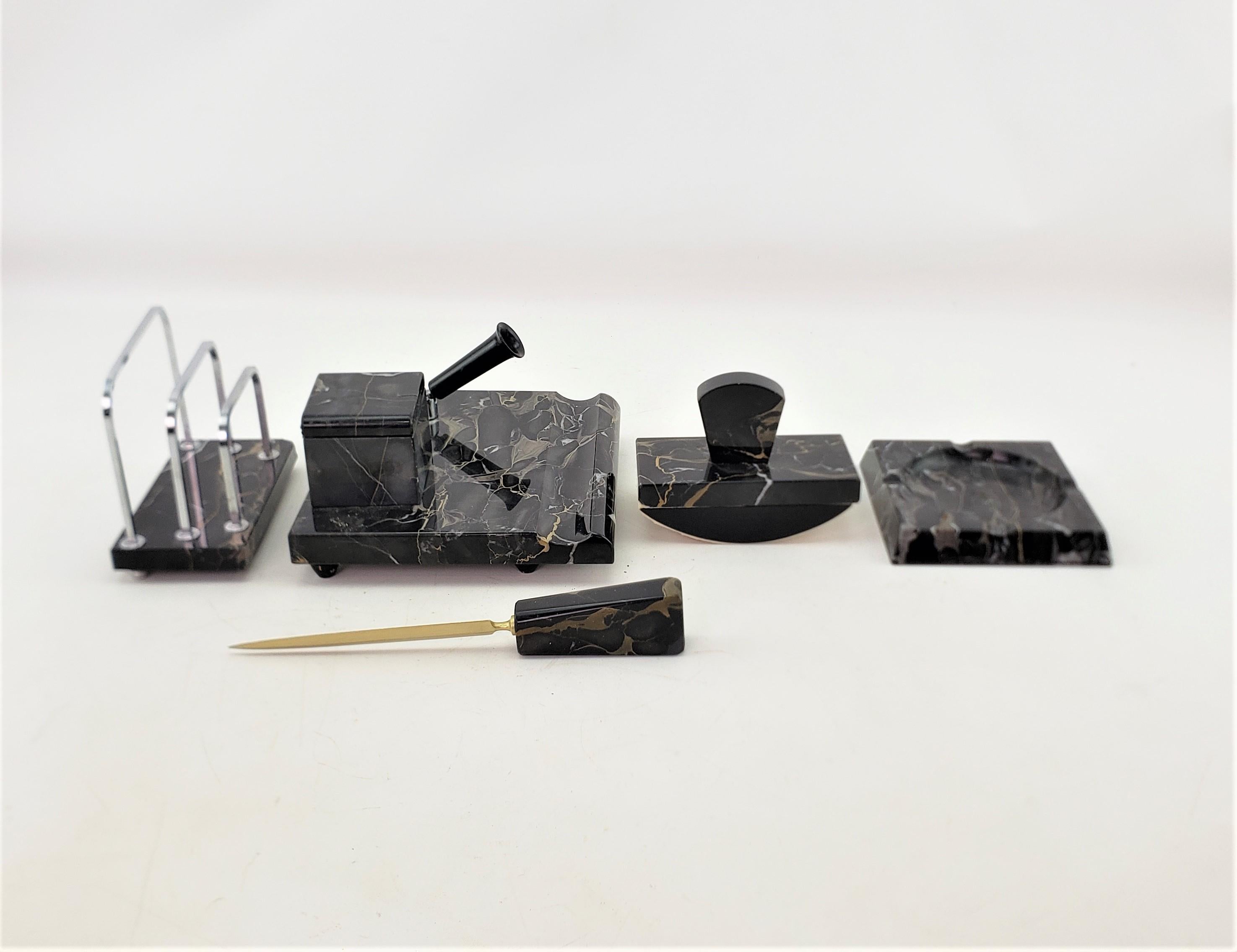 Antikes Art-Déco-Schreibtisch-Set aus schwarzem Marmor mit Chrom- und Messing-Akzenten (Maschinell gefertigt) im Angebot