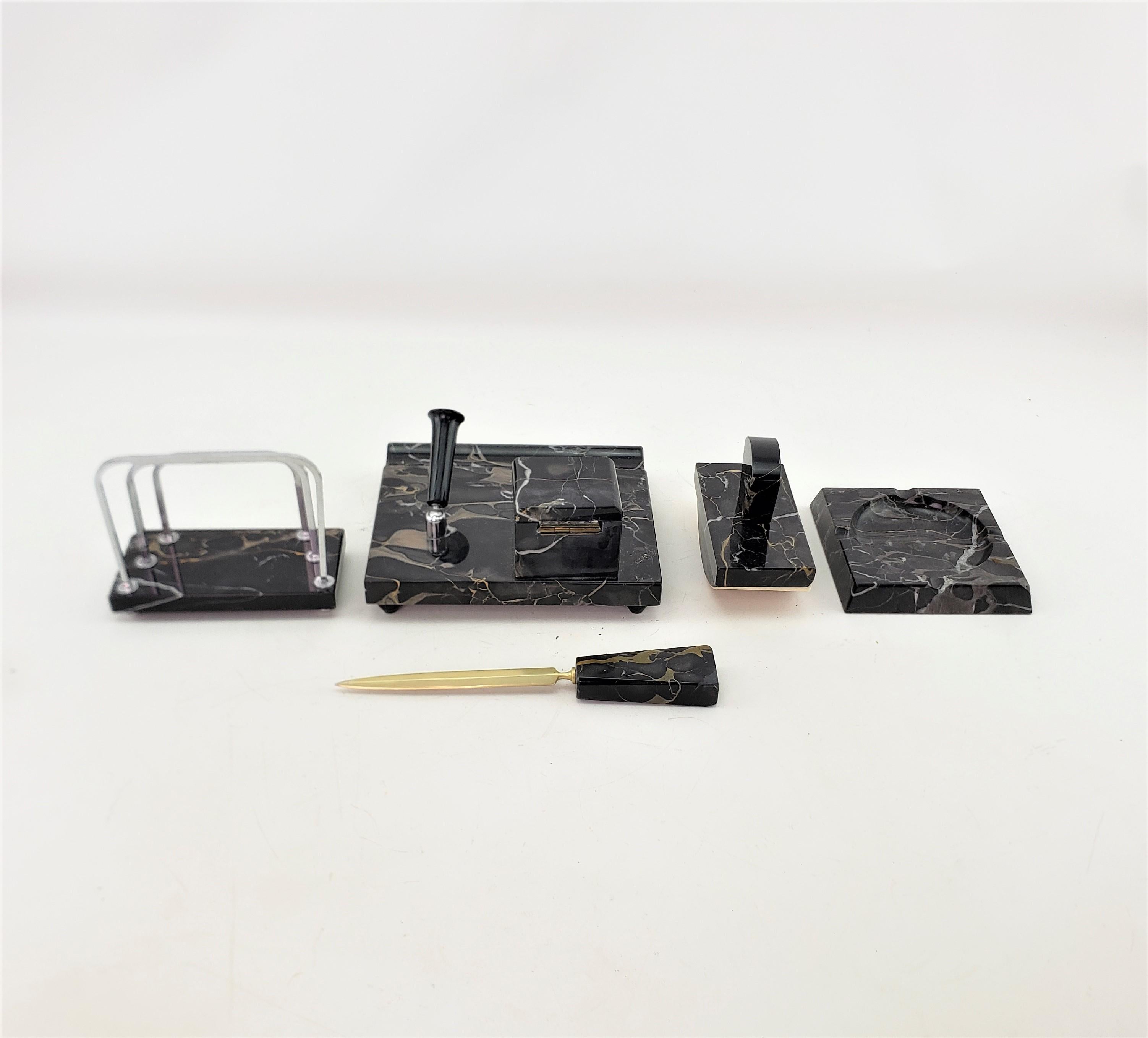 Antikes Art-Déco-Schreibtisch-Set aus schwarzem Marmor mit Chrom- und Messing-Akzenten im Zustand „Gut“ im Angebot in Hamilton, Ontario
