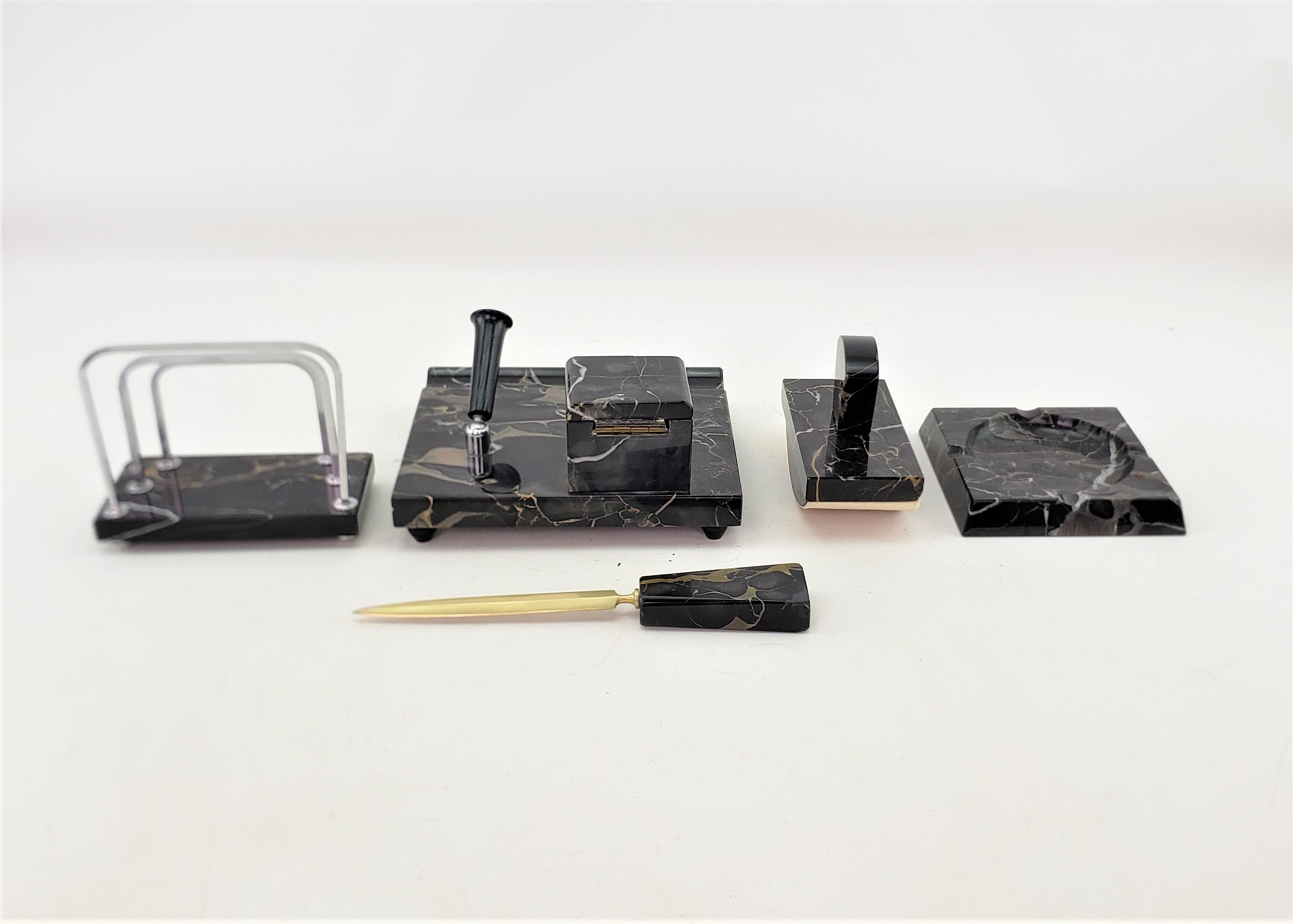 Antikes Art-Déco-Schreibtisch-Set aus schwarzem Marmor mit Chrom- und Messing-Akzenten (20. Jahrhundert) im Angebot