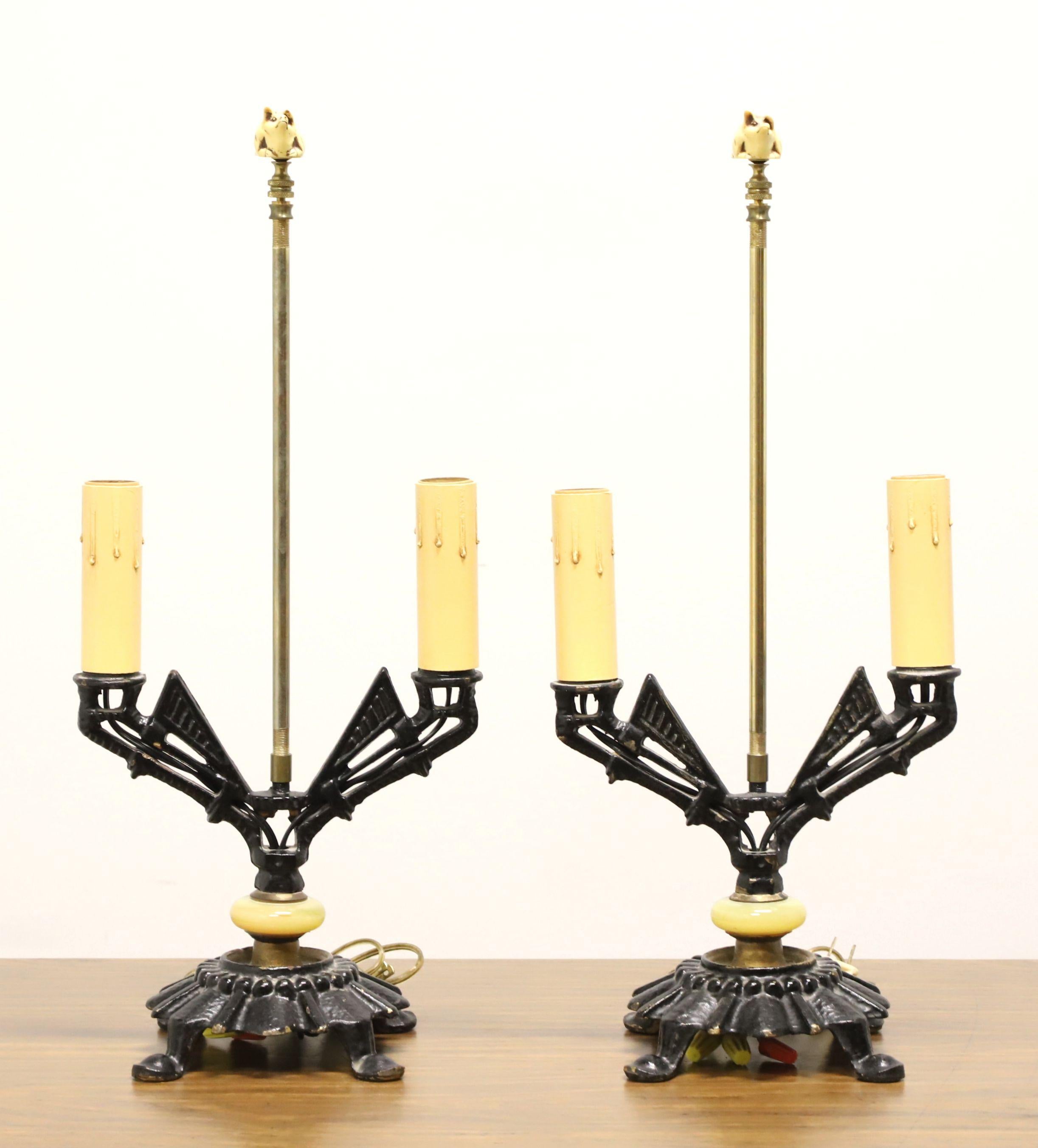 Paire de lampes de bureau Art Déco anciennes à double bougeoir en métal peint en noir en vente 3