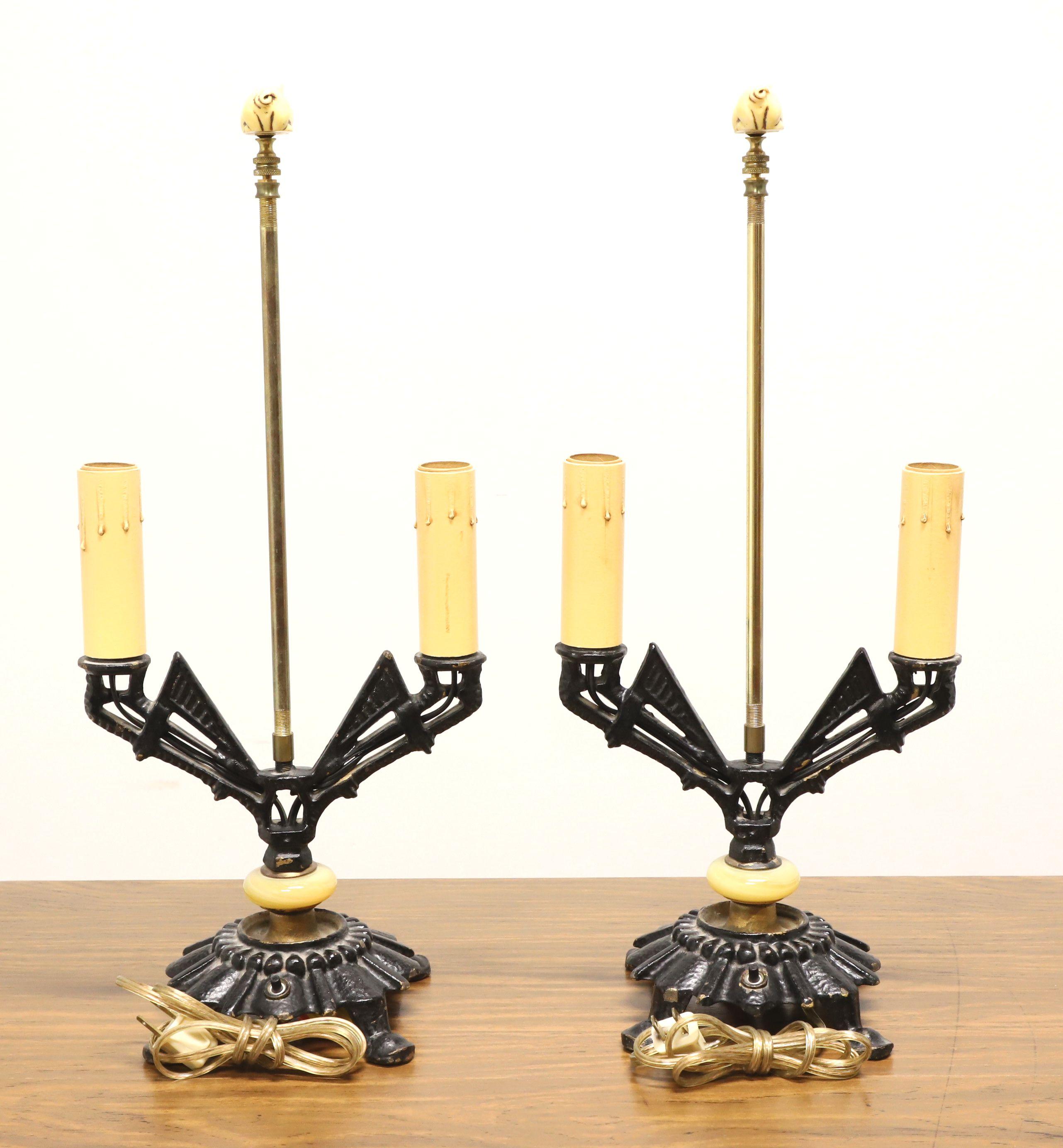 Art déco Paire de lampes de bureau Art Déco anciennes à double bougeoir en métal peint en noir en vente