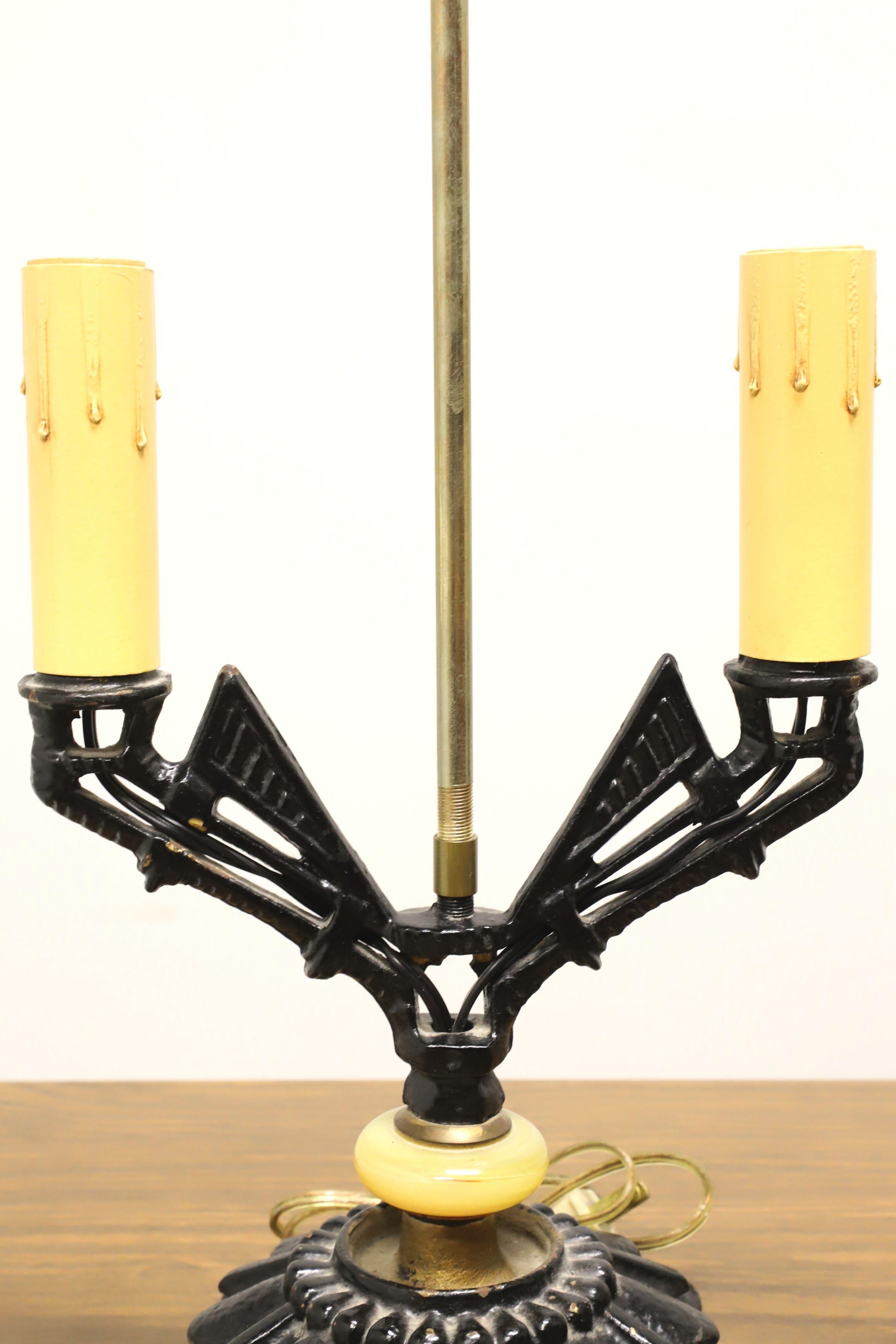 20ième siècle Paire de lampes de bureau Art Déco anciennes à double bougeoir en métal peint en noir en vente