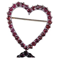 Epingle à cœur en or 18K et platine avec rubis naturel, de style Arte Antiques, Starr & Frost