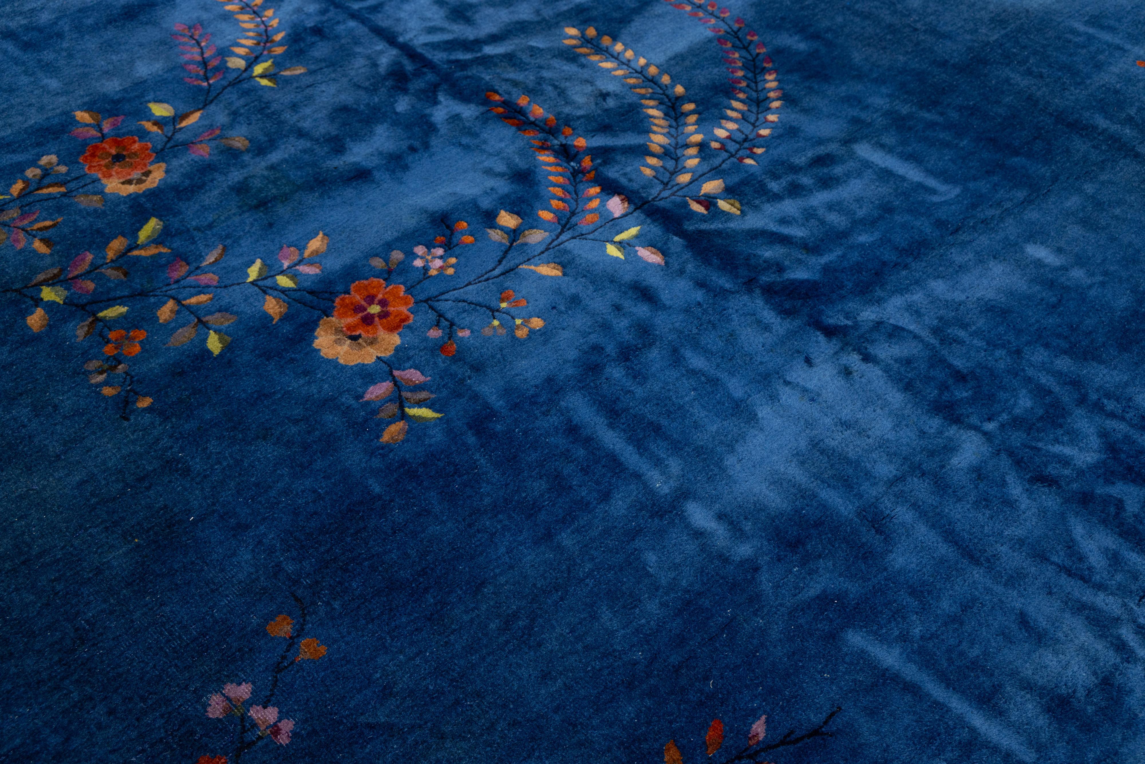 Autre Tapis chinois ancien Art Déco en laine à fleurs bleues fait à la main en vente