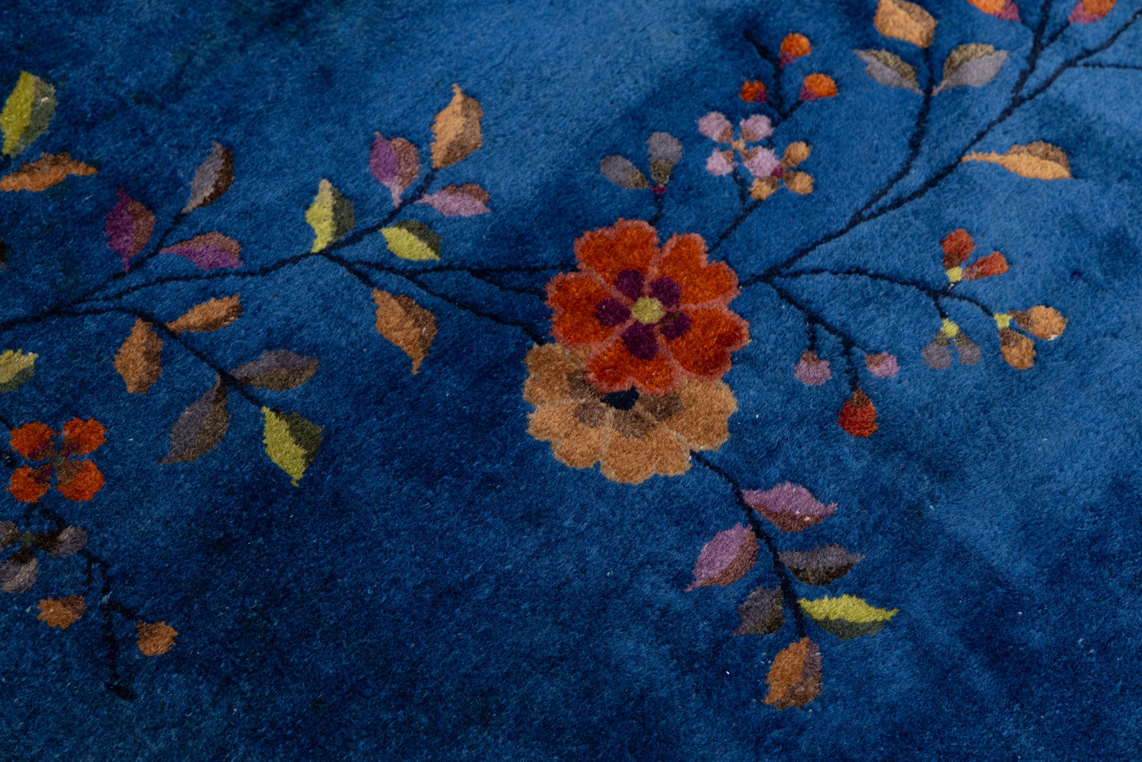 Tapis chinois ancien Art Déco en laine à fleurs bleues fait à la main en vente 2