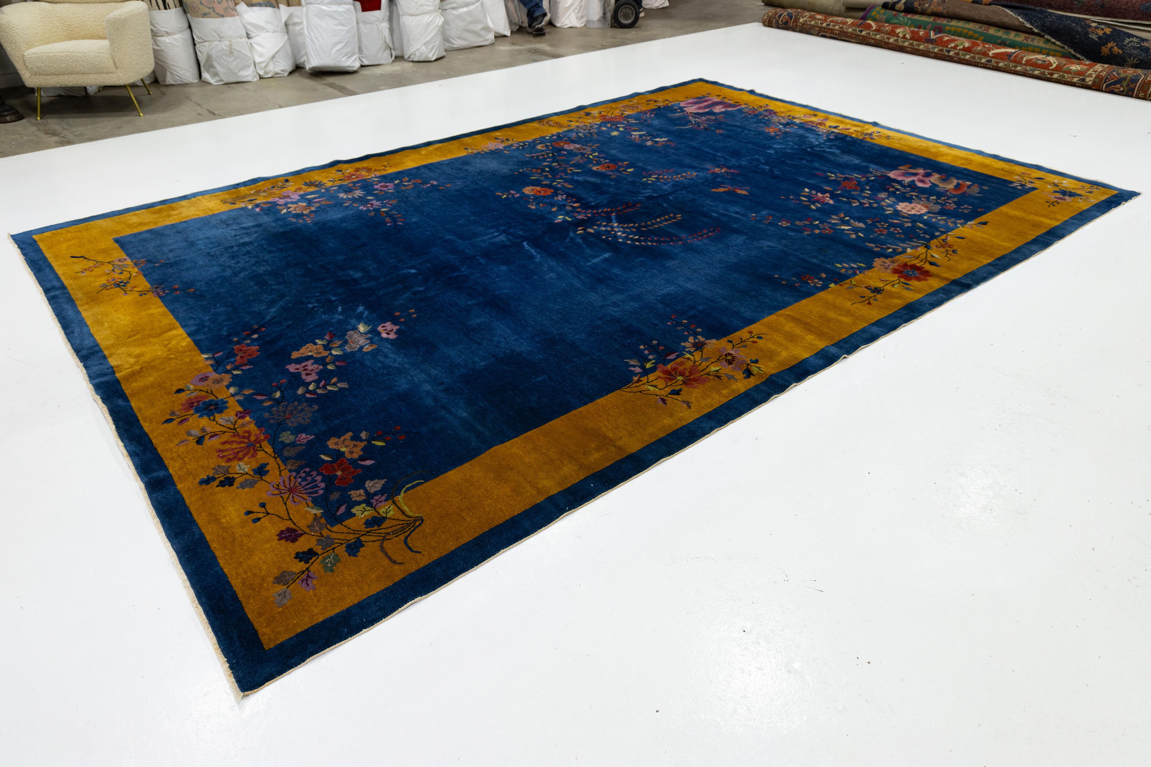 Chinois Tapis chinois ancien Art Déco en laine à fleurs bleues fait à la main en vente