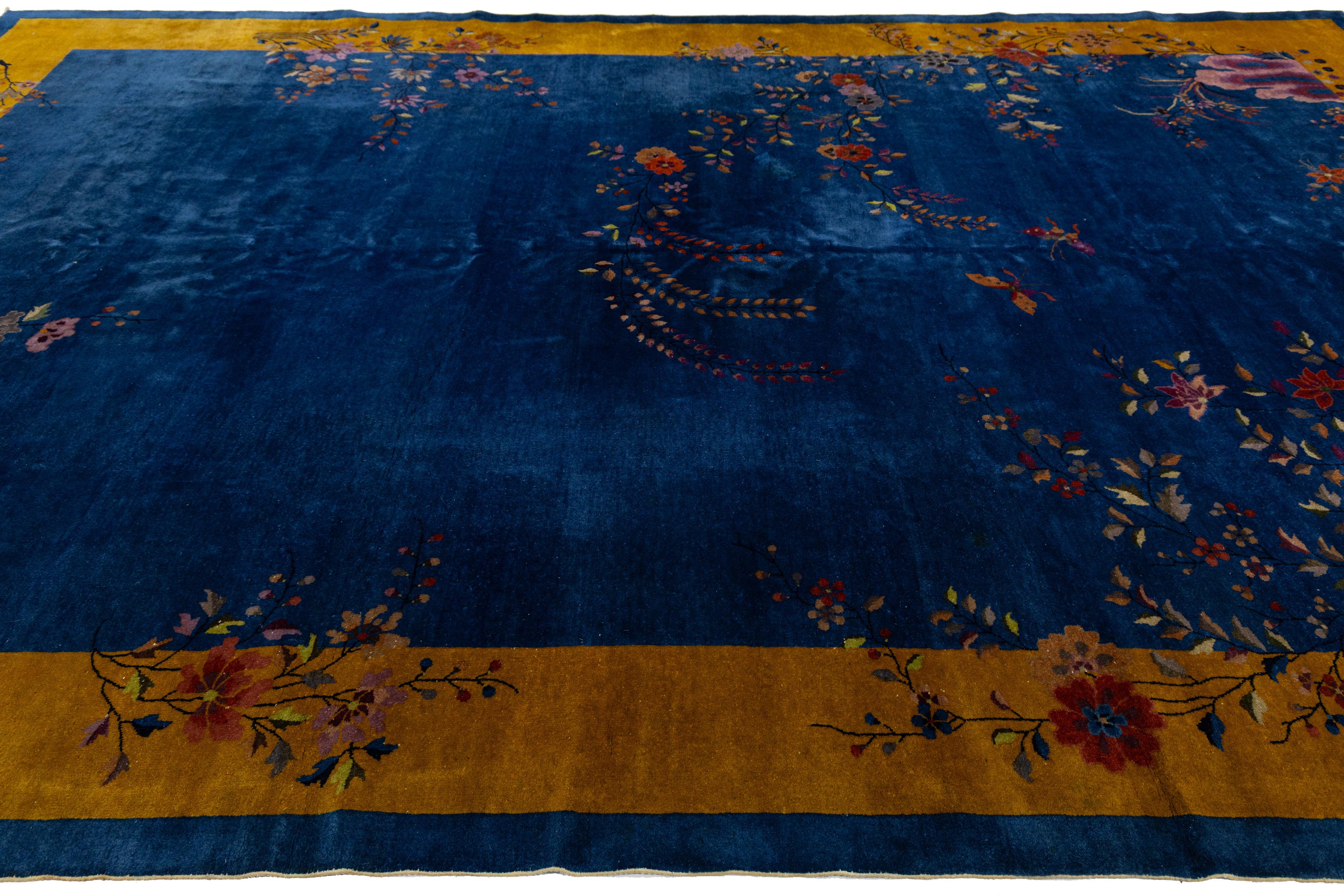 Tapis chinois ancien Art Déco en laine à fleurs bleues fait à la main Excellent état - En vente à Norwalk, CT