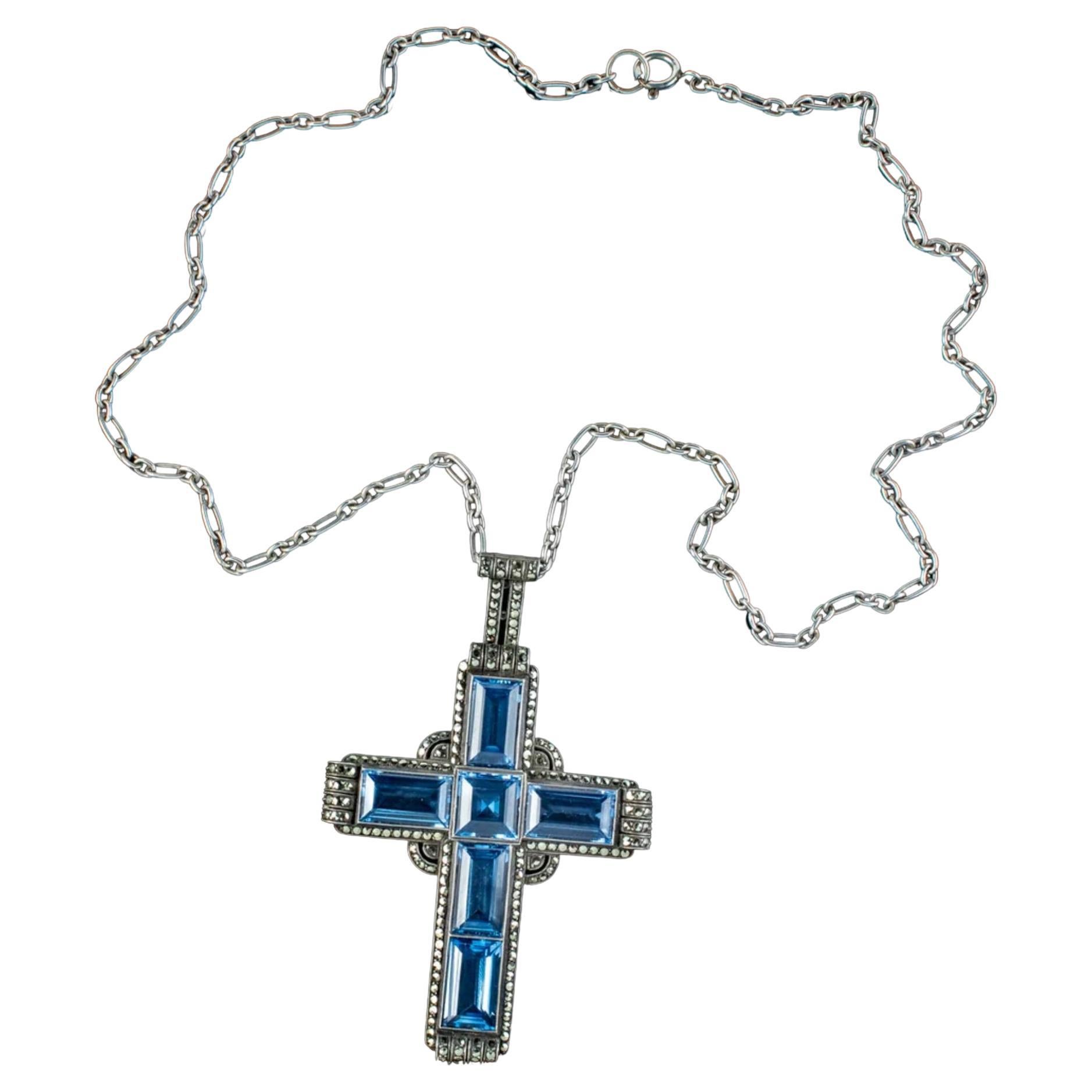 Collier pendentif ancien Art déco en forme de croix Marcasite en spinelle bleue par Theodor Fahrner en vente