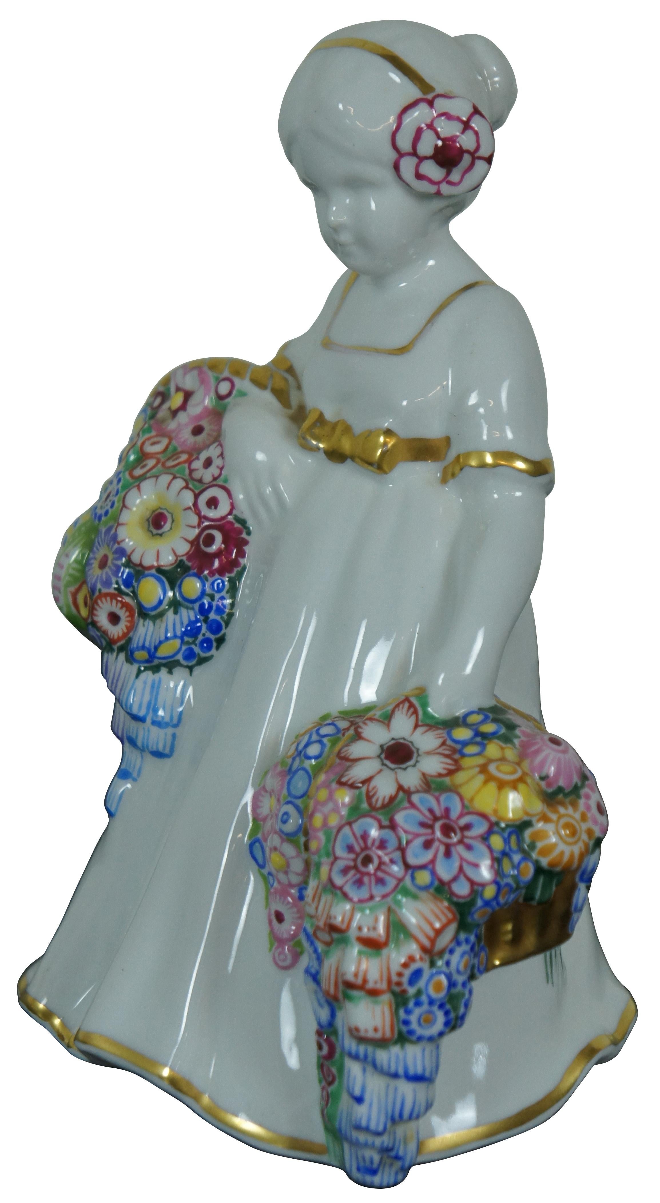 Rara statuetta antica di porcellana dipinta e dorata del 1910-1923 circa, intitolata Blumenmädchen o Ragazza dei fiori di Pirkenhammer Kunst-Abteilung di Czecholslovaki (Bohemia). Con il marchio Prof. W Gerstner e EFI, E. (Epiag) F. I. Mädchen mit