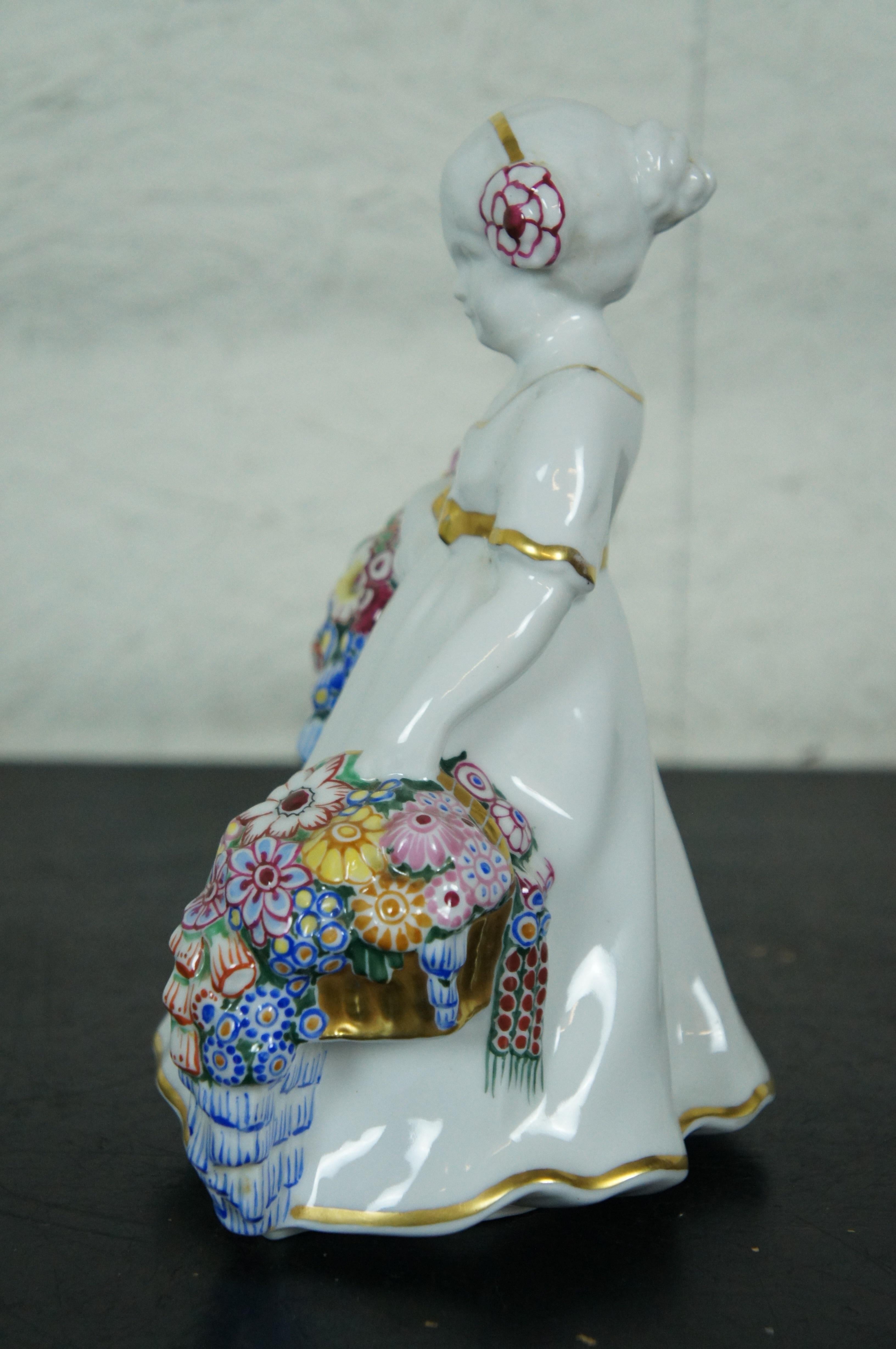 20ième siècle Antique figurine de jeune fille à fleurs en porcelaine de Bohème Pirkenhammer Art Déco en vente