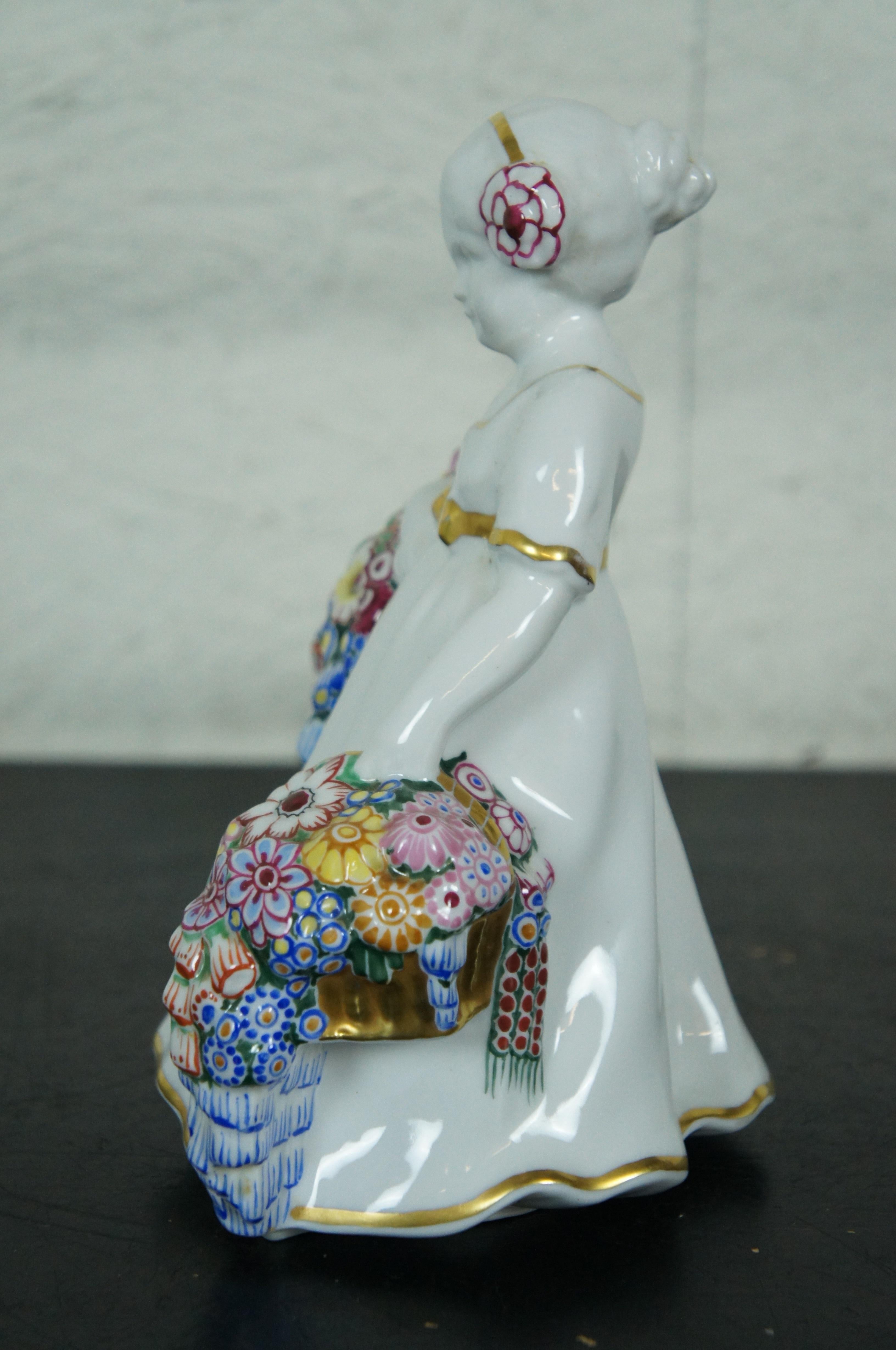 XX secolo Antico Art Deco Bohemian Pirkenhammer Porcelain Flower Girl Figurine in vendita
