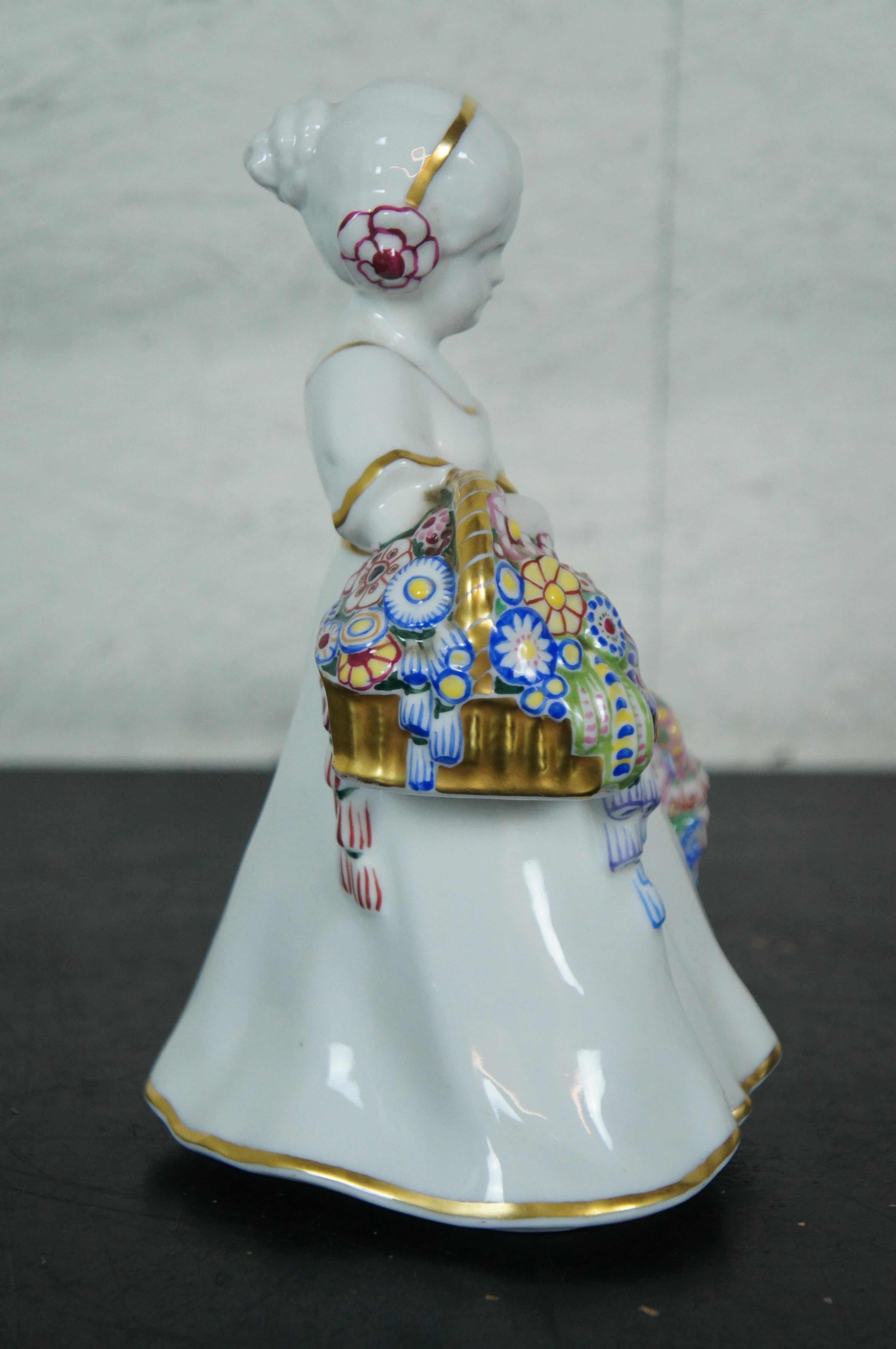 Porcelaine Antique figurine de jeune fille à fleurs en porcelaine de Bohème Pirkenhammer Art Déco en vente