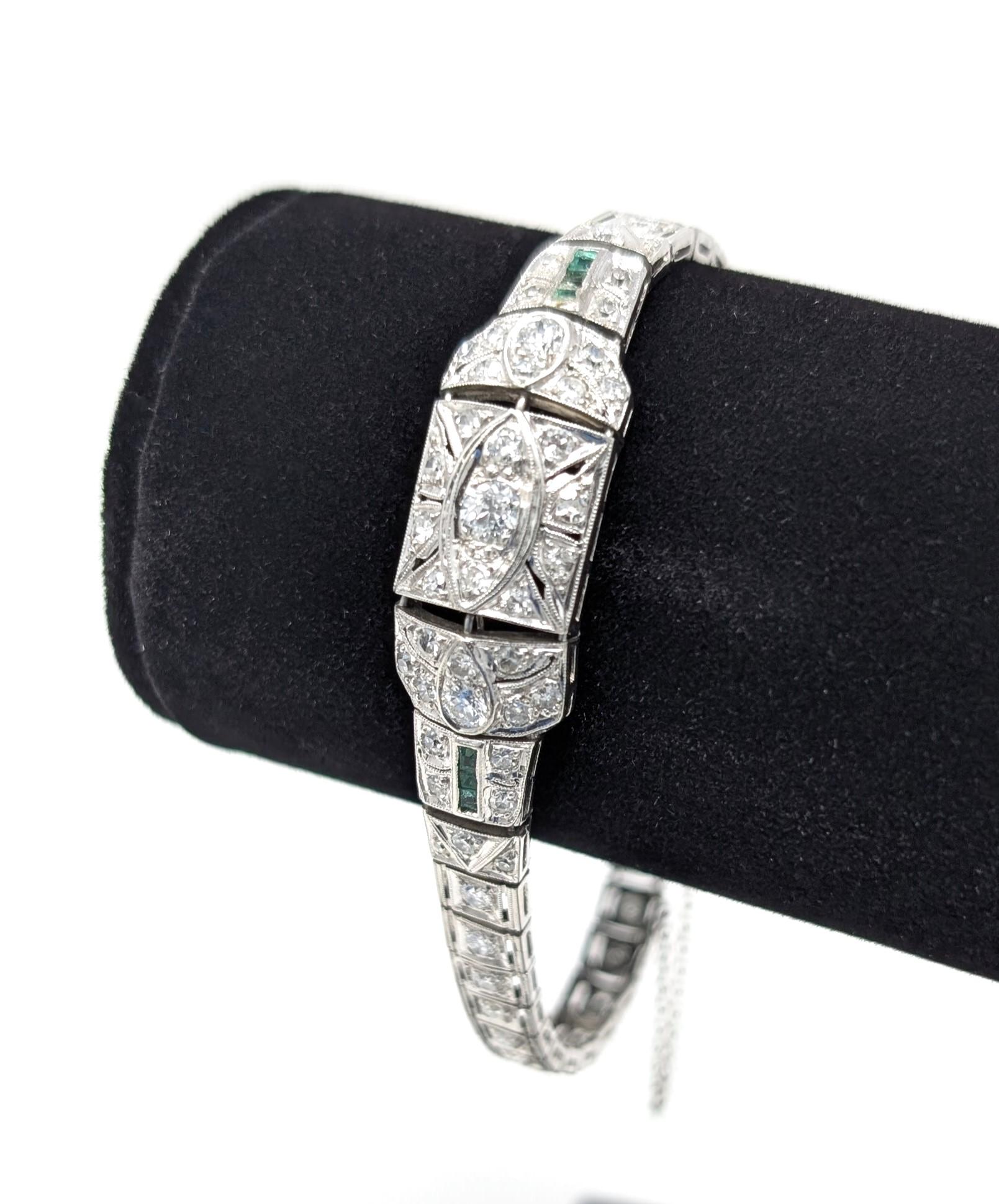 Bracciale antico Art Deco in platino con diamanti e smeraldi Estate Jewelry d'epoca in vendita 4