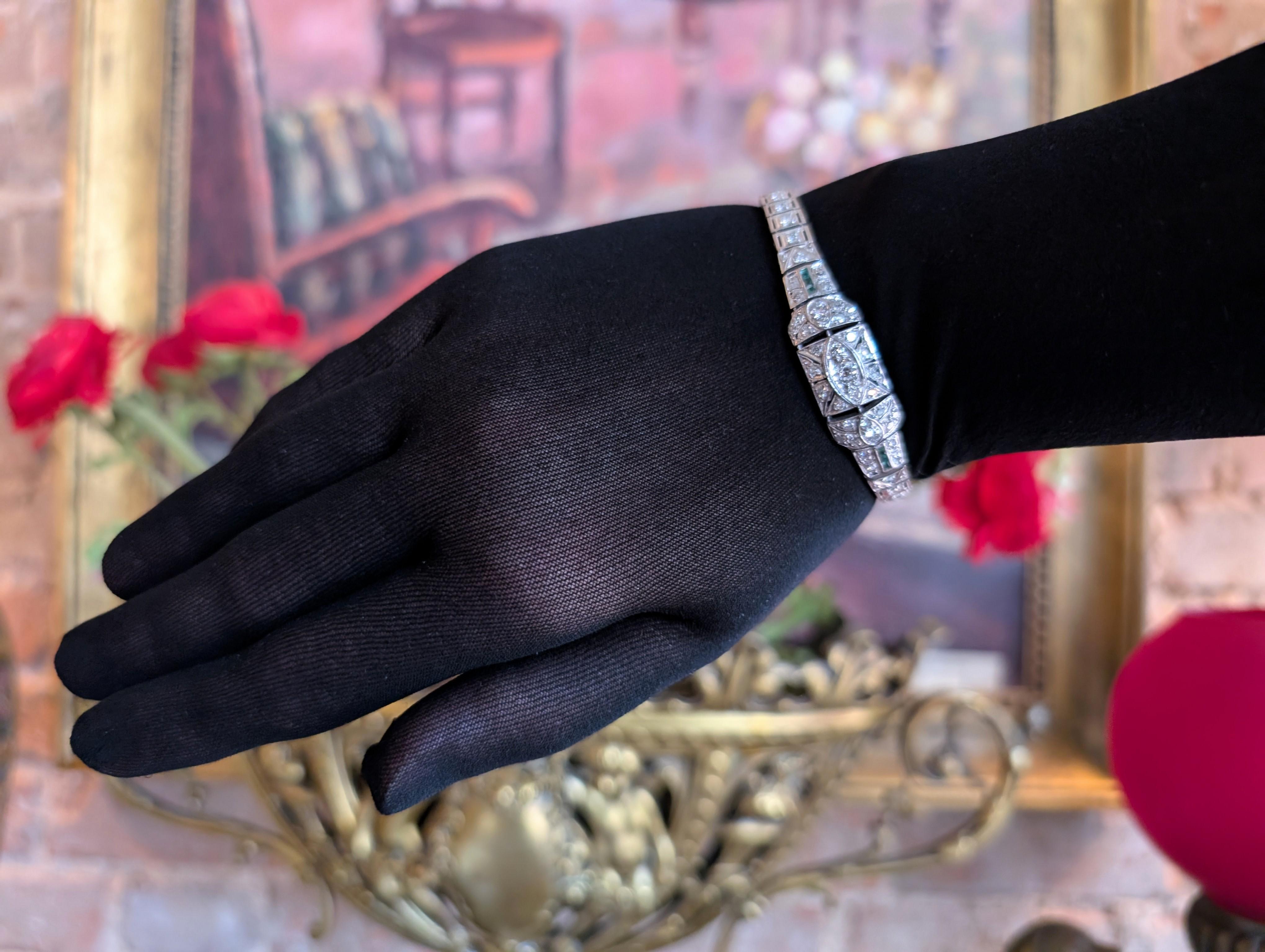 Bracciale antico Art Deco in platino con diamanti e smeraldi Estate Jewelry d'epoca in vendita 5