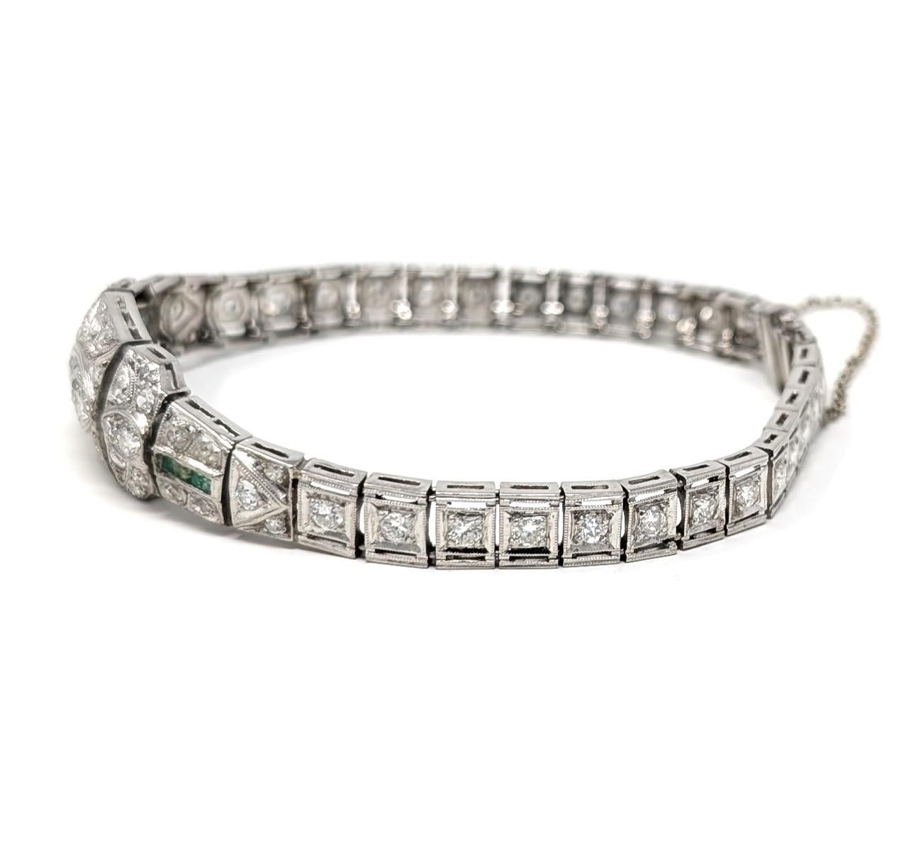 Art Déco Bracciale antico Art Deco in platino con diamanti e smeraldi Estate Jewelry d'epoca in vendita