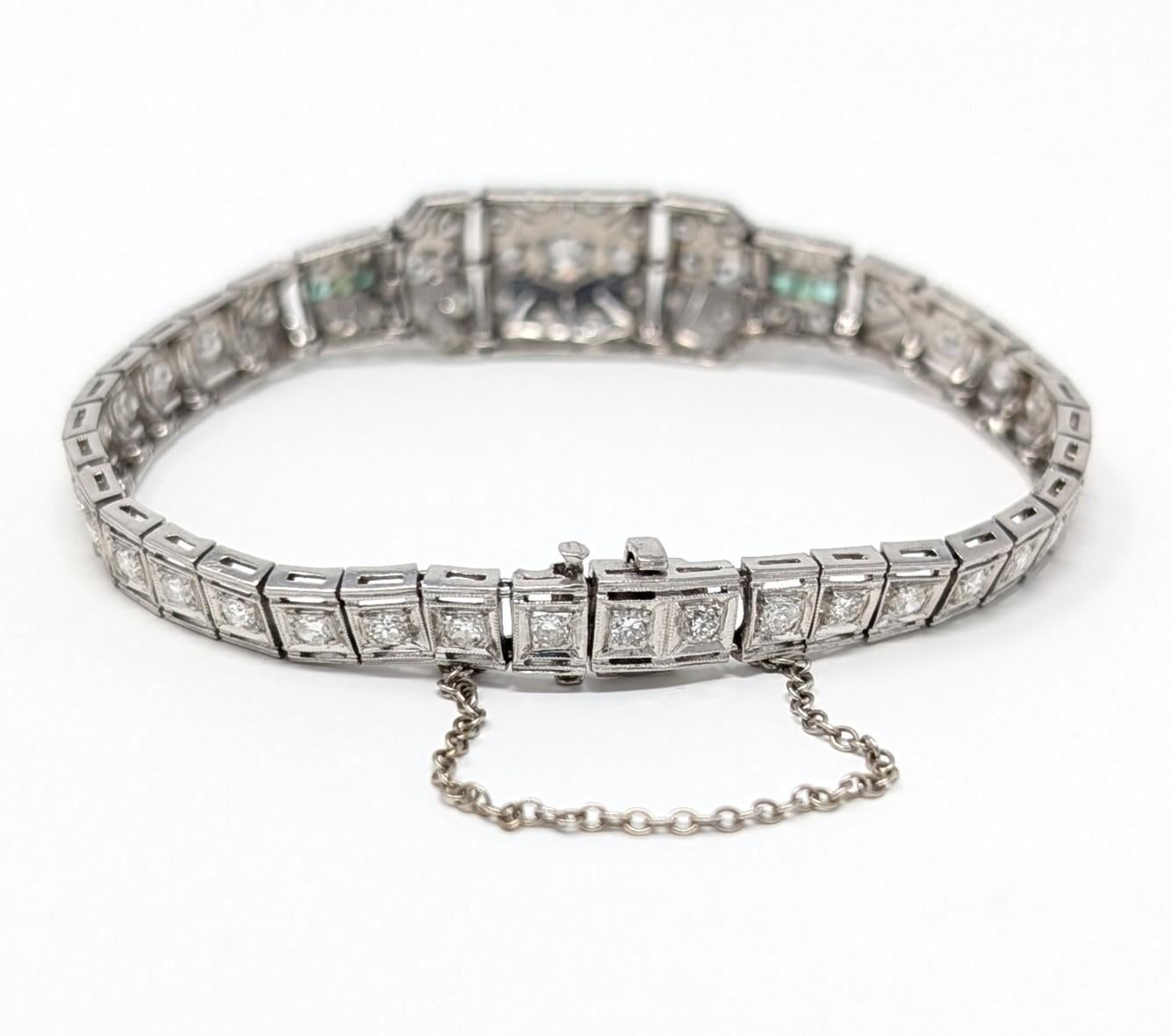 Taglio antico europeo Bracciale antico Art Deco in platino con diamanti e smeraldi Estate Jewelry d'epoca in vendita