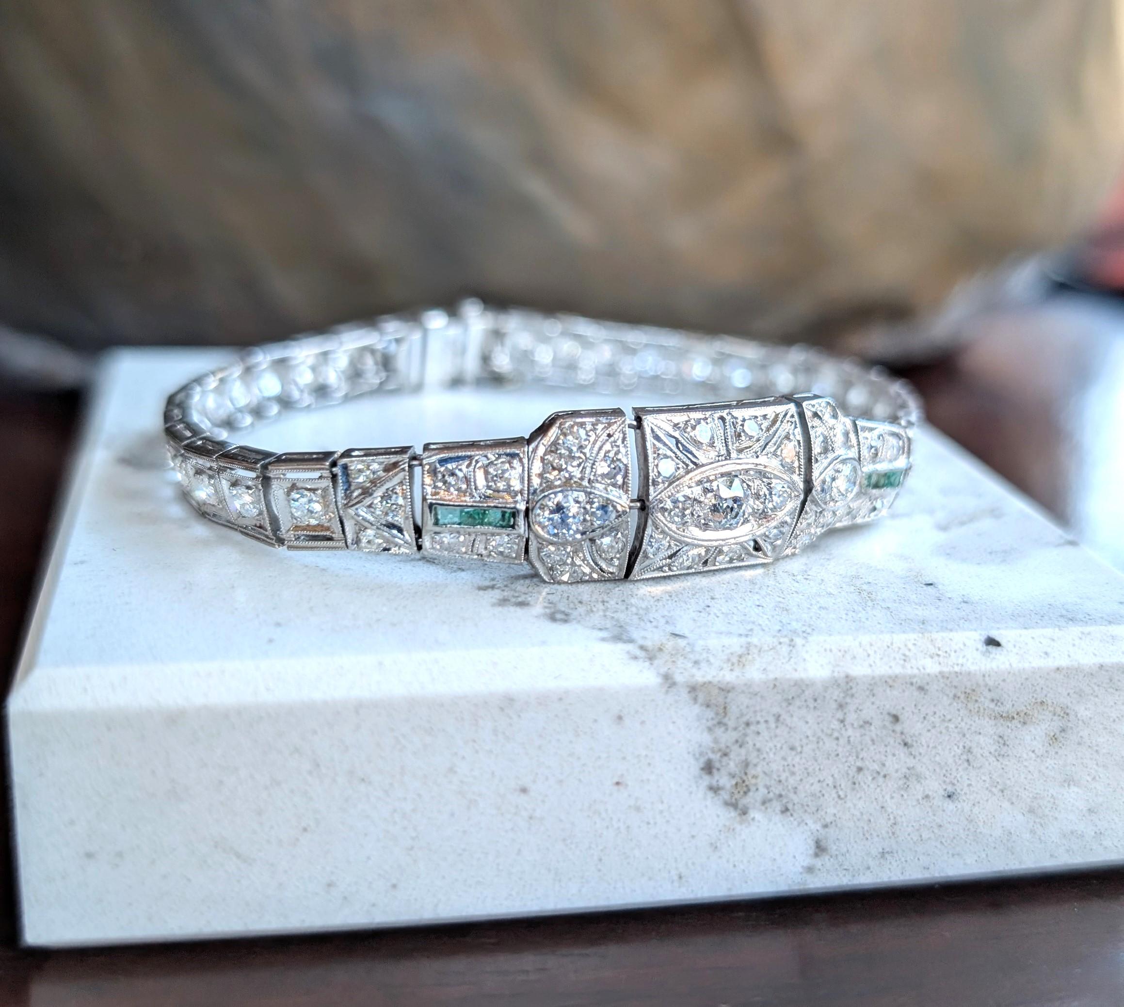 Bracciale antico Art Deco in platino con diamanti e smeraldi Estate Jewelry d'epoca in vendita 1