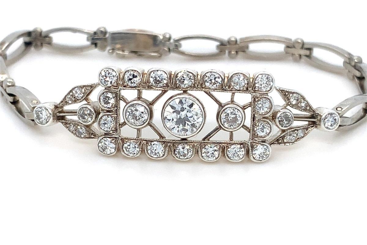 Magnifique bracelet en or et argent conservé dans le style géométrique de la période Art déco des années 1920 et 1930.

L'élément décoratif du bracelet est serti de diamants en taille brillant 