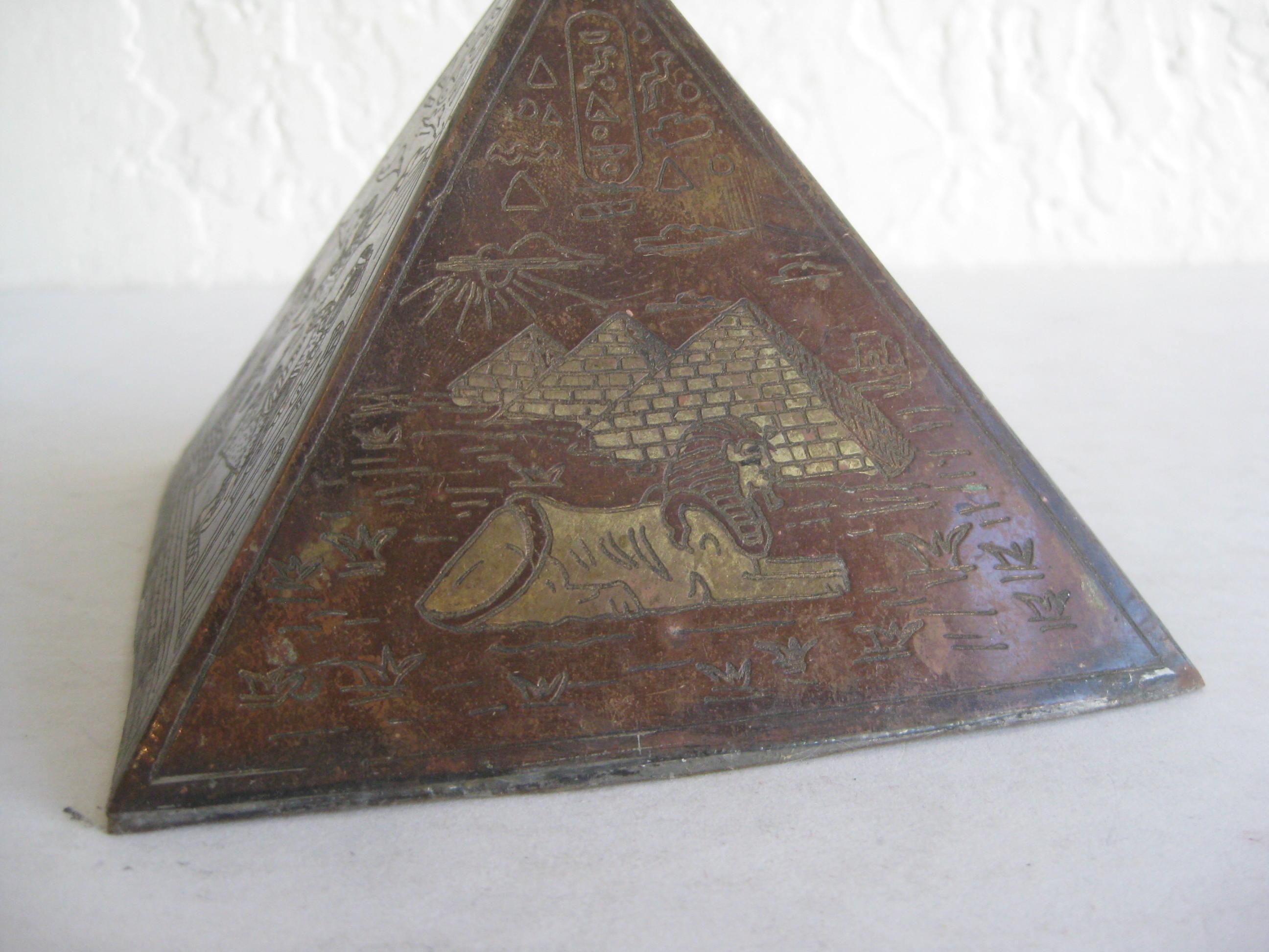 Antique Art Deco Brass & Copper Egyptian Revival Pyramid Desk Statue Paperweight In Good Condition In San Diego, CA