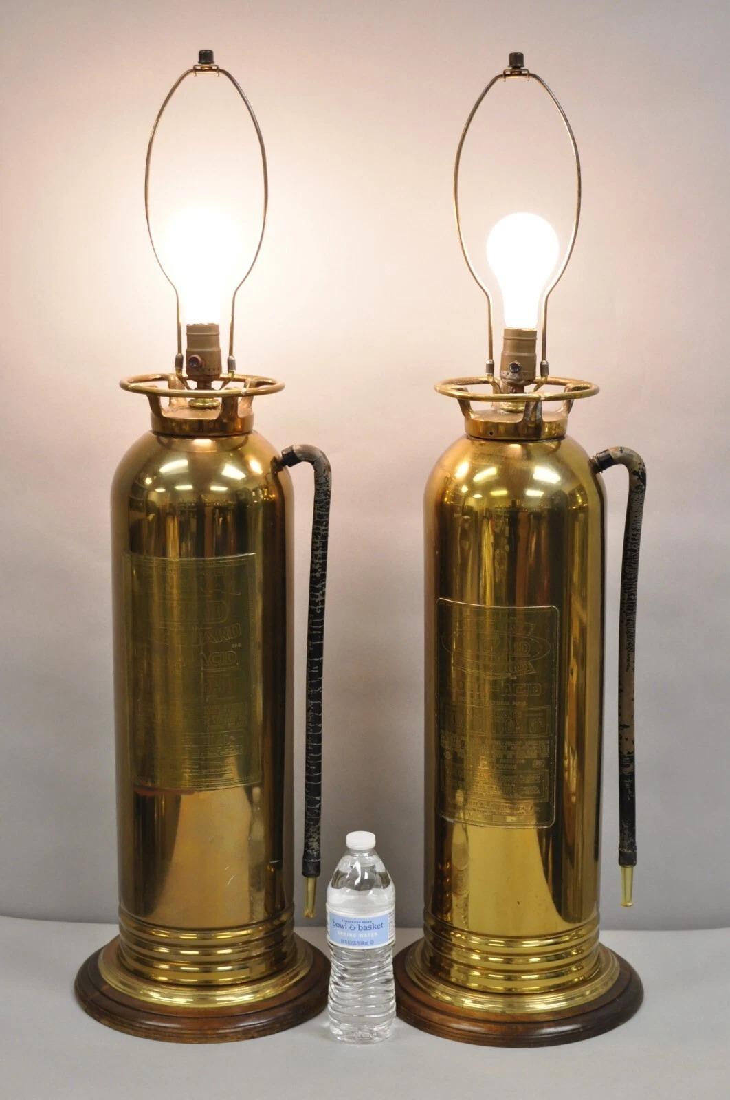 Paire de lampes de table anciennes Art Deco en laiton, transformées en extincteurs, avec plaques d'origine et montées sur des bases en bois massif - Circa Early 20th Century. Dimensions : 37