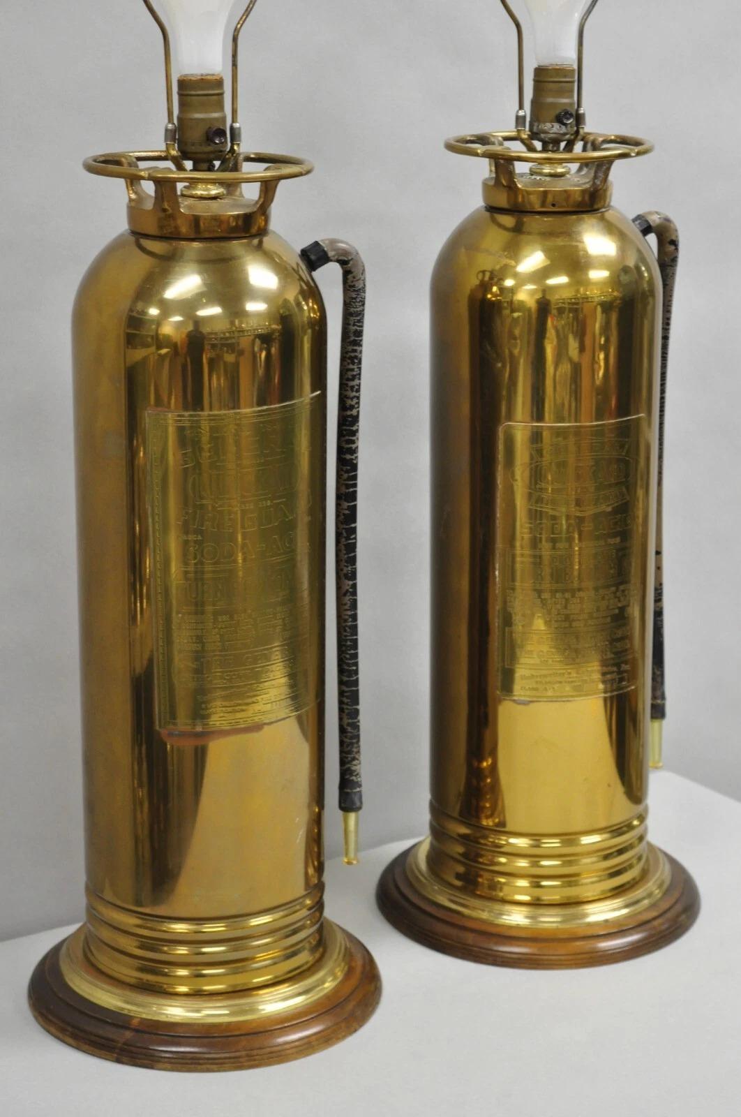 Inconnu Paire de lampes de table transformées en extincteurs, en laiton, de style Antiquity Art Deco en vente