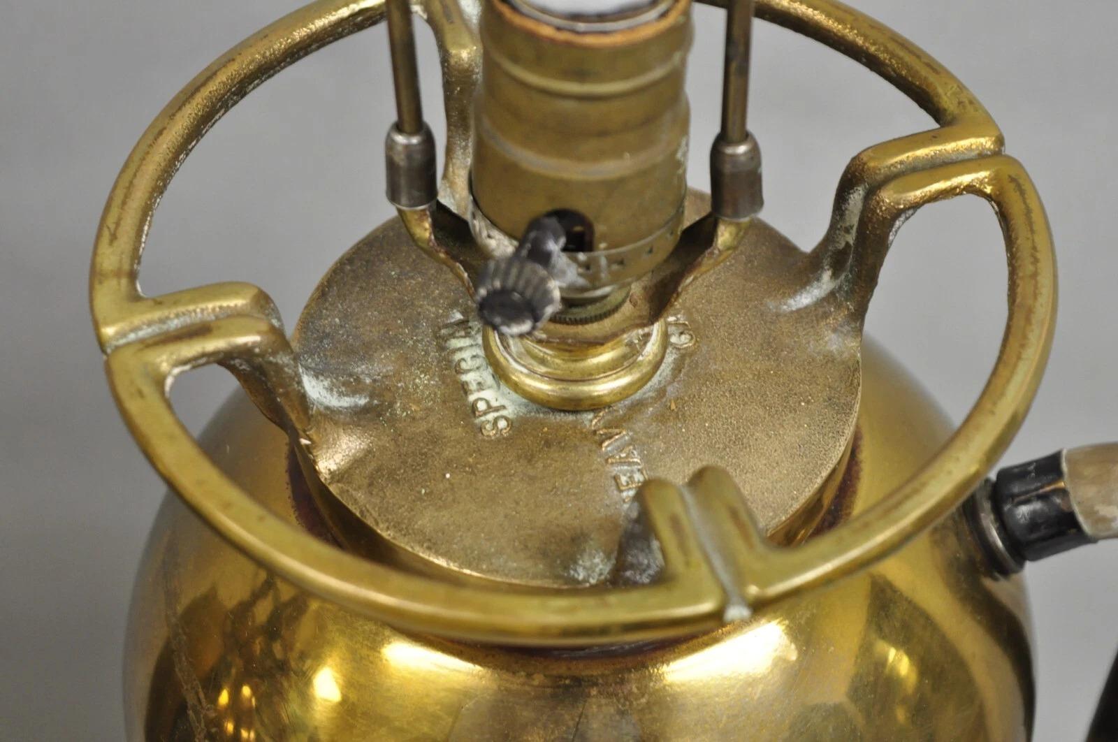 Paire de lampes de table transformées en extincteurs, en laiton, de style Antiquity Art Deco Bon état - En vente à Philadelphia, PA