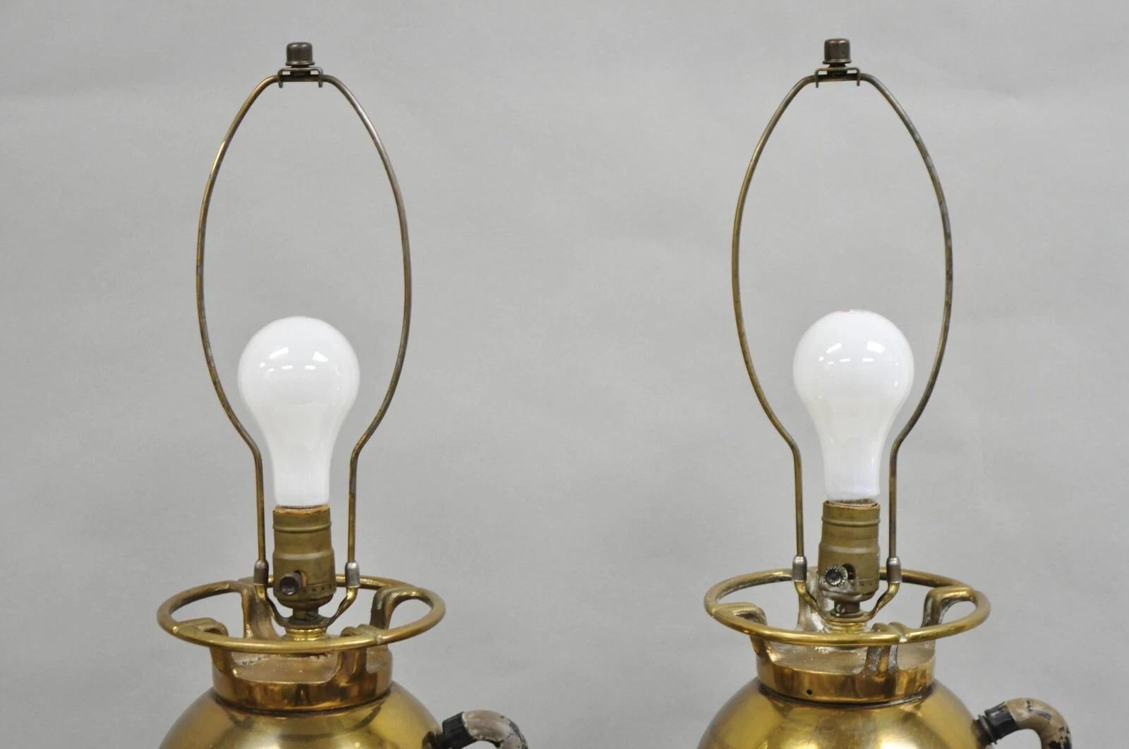 20ième siècle Paire de lampes de table transformées en extincteurs, en laiton, de style Antiquity Art Deco en vente