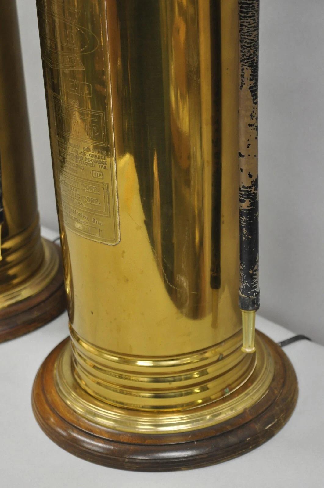 Laiton Paire de lampes de table transformées en extincteurs, en laiton, de style Antiquity Art Deco en vente