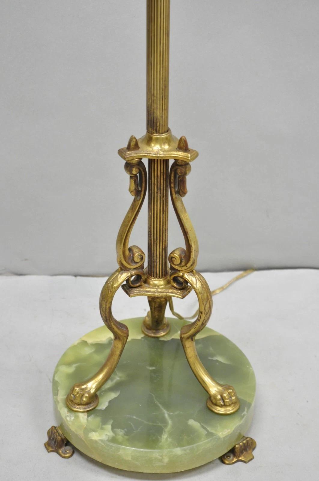 Envíanos un mensaje con tu código postal para solicitar un presupuesto de envío nacional más razonable.

Lámpara de pie Art Decó antigua de latón y ónice verde. Principios del siglo XX. Medidas: 68