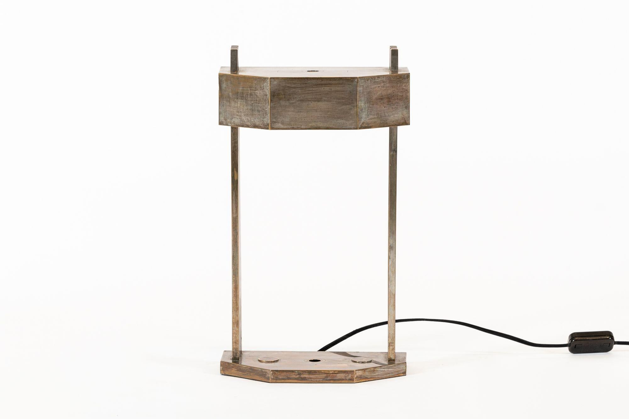 Esta antigua lámpara de sobremesa Art Déco de latón de Marcel Breuer data de 1925. Esta excepcional e histórica lámpara fue diseñada por el famoso arquitecto y diseñador alemán de la Bauhaus Marcel Breuer para la Exposición Internacional de Artes