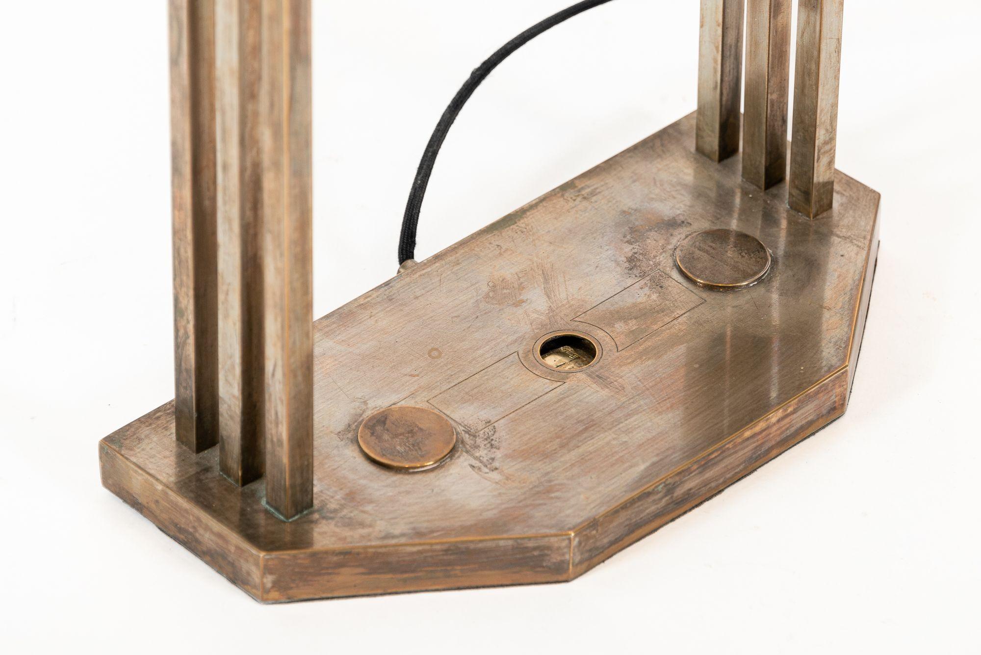 Antigua lámpara de mesa Art Déco de latón de Marcel Breuer para la Exposición de París de 1925 principios del siglo XX en venta