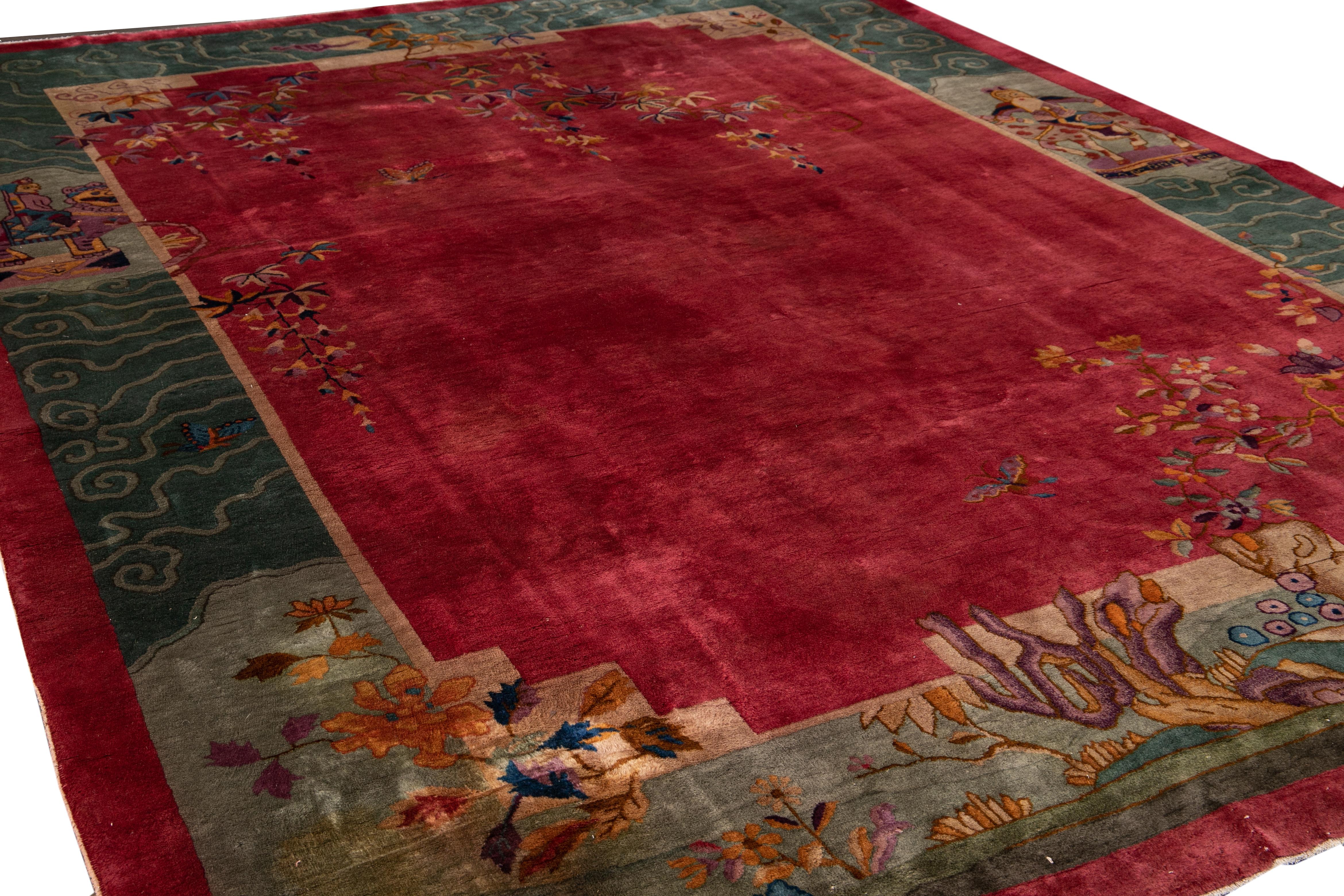 Magnifique tapis Art déco chinois ancien en laine noué à la main avec un champ rouge vif. Ce tapis déco a un cadre vert et des accents multicolores dans un motif floral chinois traditionnel classique.

Ce tapis mesure : 8'10