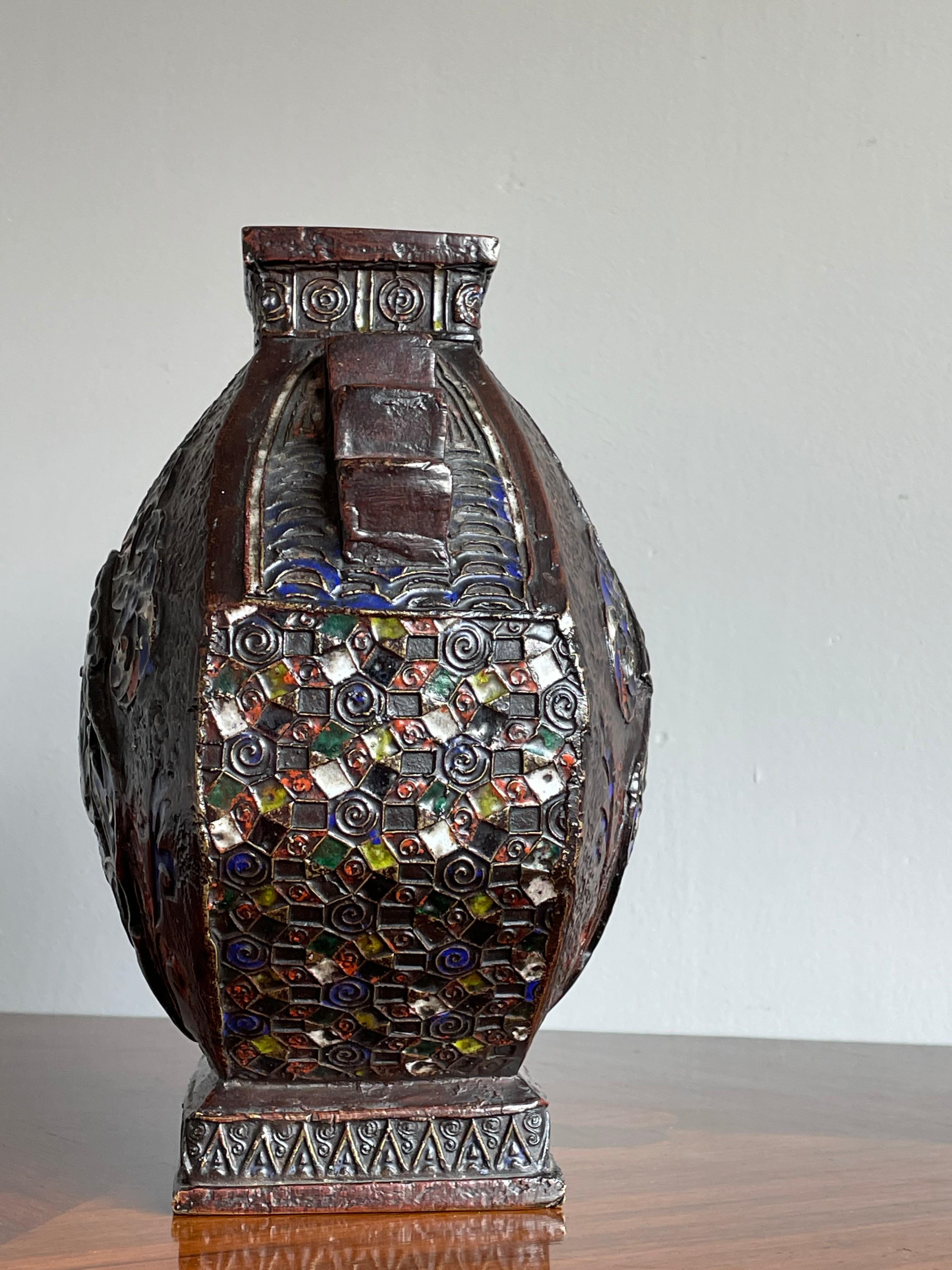 Antike antike Art-Déco-Bronze emaillierte / Cloisonné-Vase mit Hirsch- und Affenskulptur (20. Jahrhundert) im Angebot