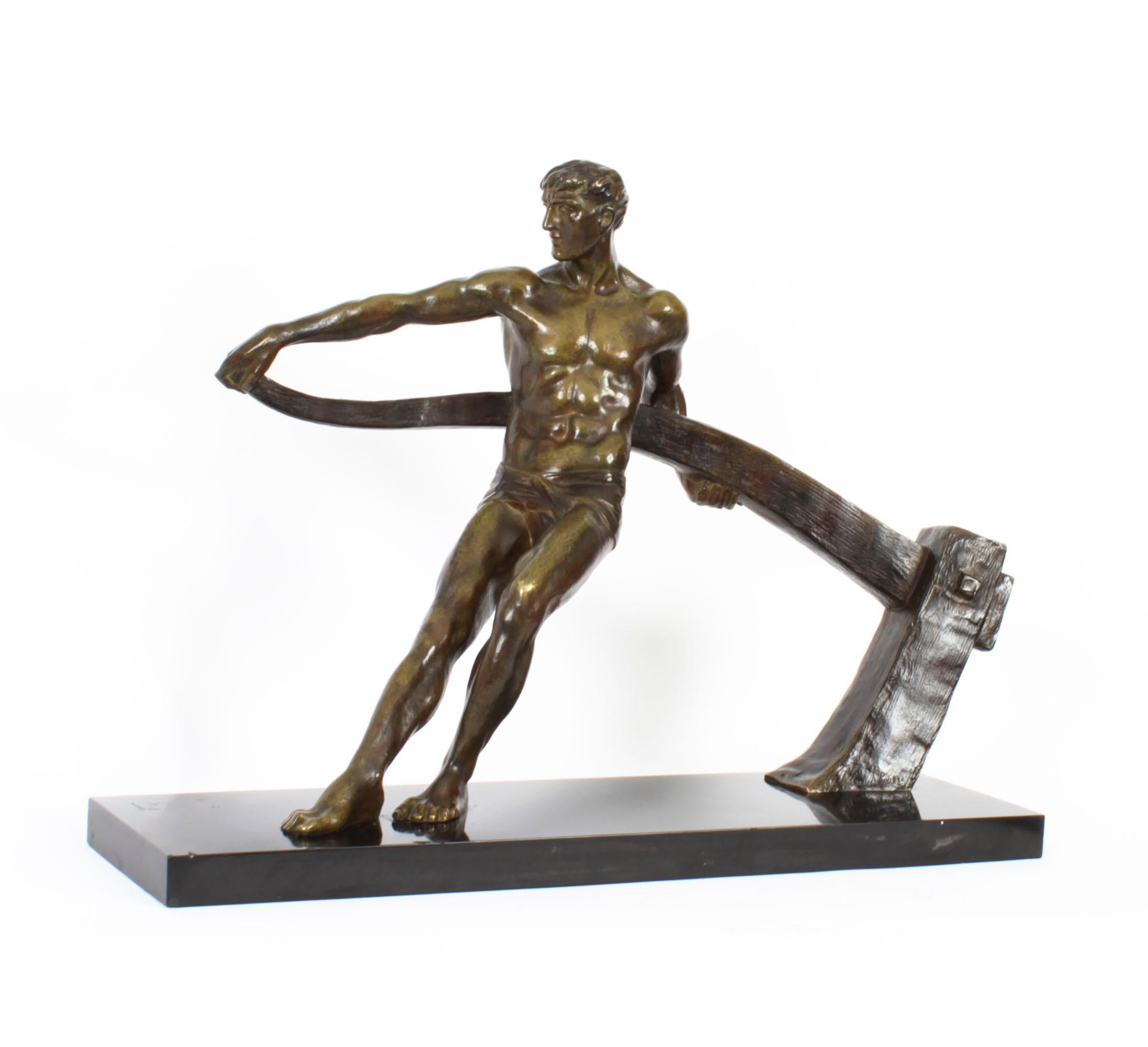 Grande figure Art Déco en bronze patiné représentant 