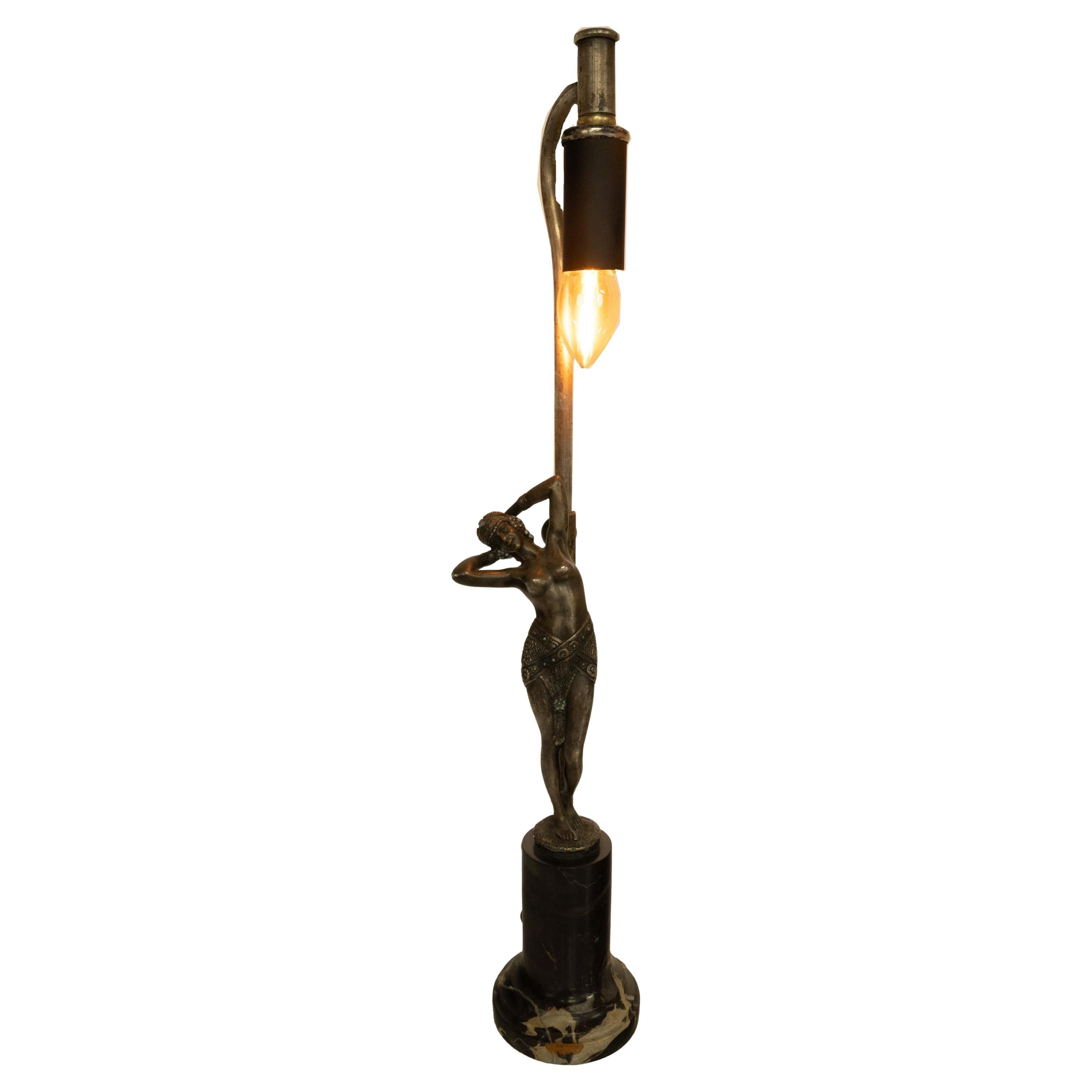 Très rare lampe statue en bronze Art déco, représentant une belle danseuse nue, par Demetre Haralamb Chiparus (1886-1947), vers 1925.
Le bronze est posé sur un socle en marbre noir et blanc varigué. La figure en bronze est argentée et représente une