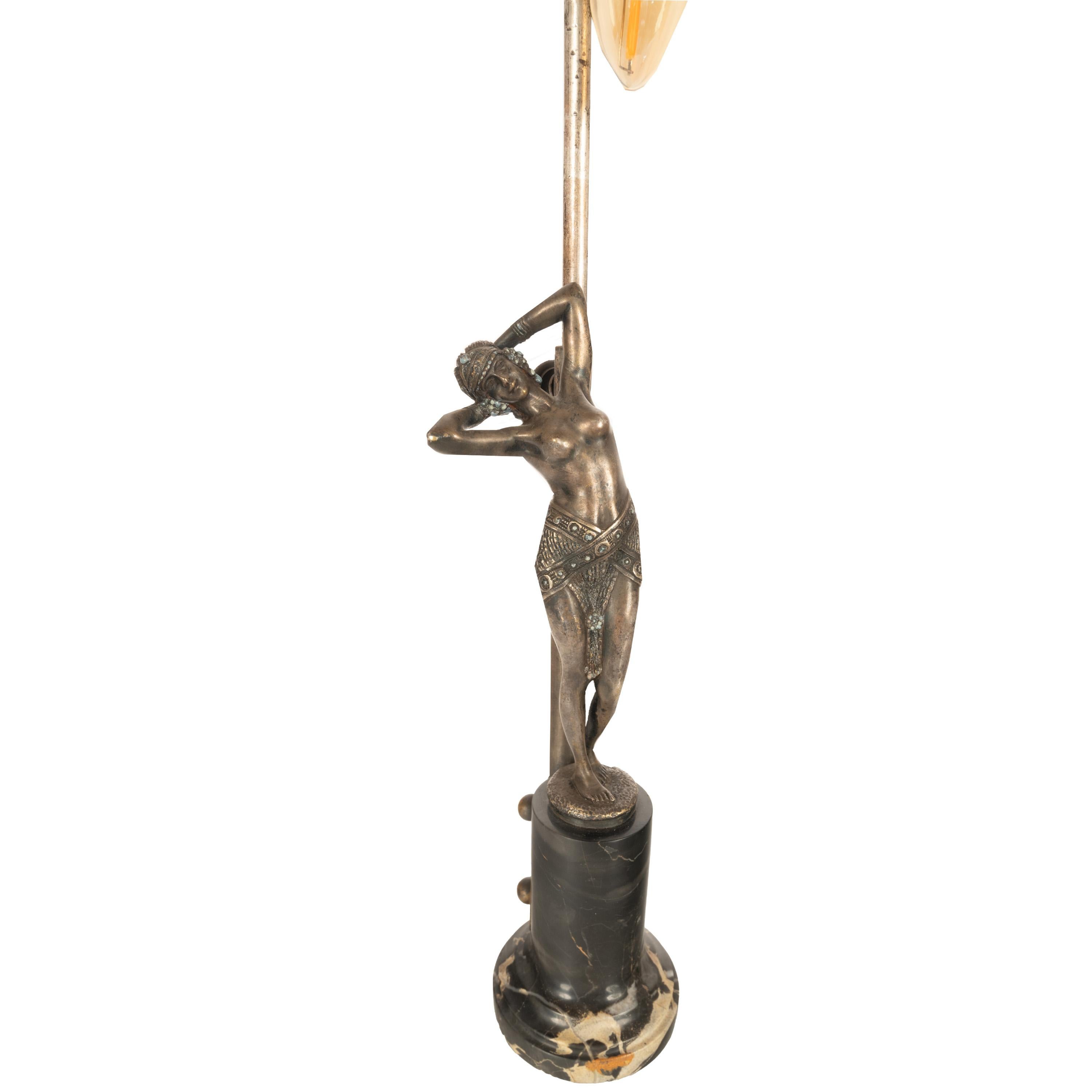 Français Lampe de sculpture Art déco ancienne Statue féminine nue en bronze Demetre Chiparus 1925 en vente