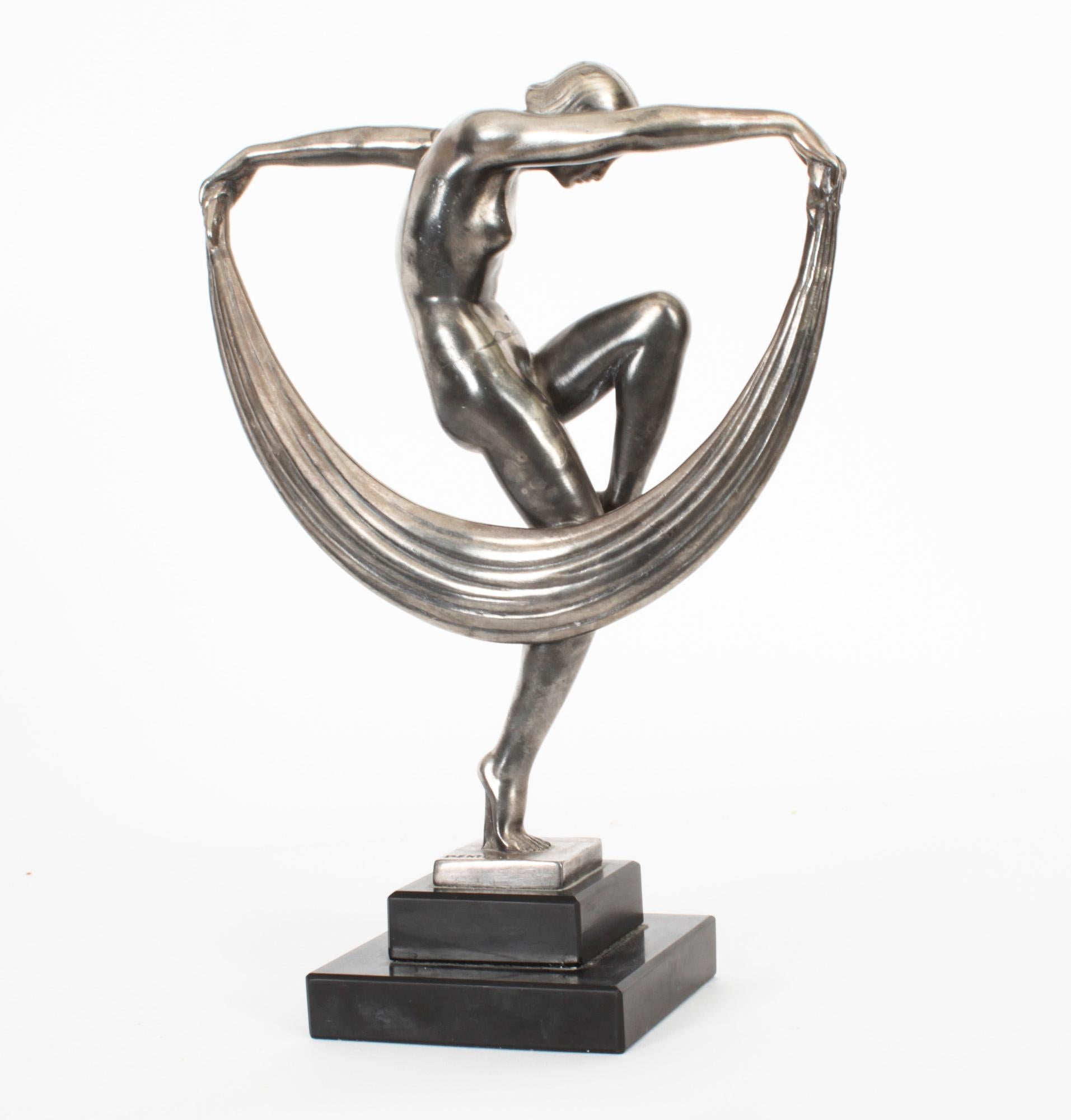 Une belle sculpture Art Déco d'une danseuse de Circa 1930 signée DENIS, de l'atelier de fonderie de 