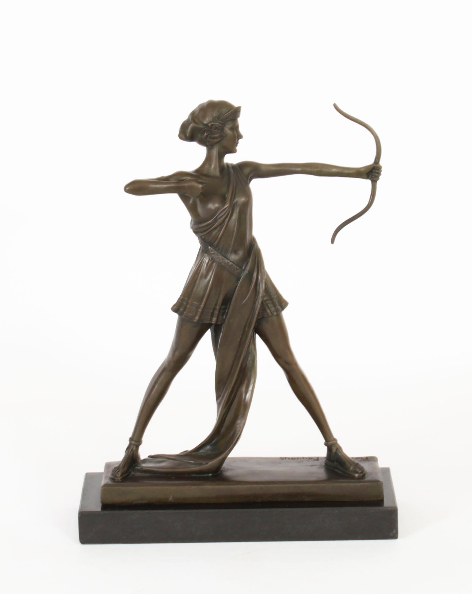 Une belle sculpture Art déco représentant Diane, signée sur la base, Pierre La Faguays (Français, 1892-1962) circa 1920 en date.

La sculpture, d'une patine brun foncé saisissante, représente Diane la chasseresse, les bras tendus et tirant un arc.