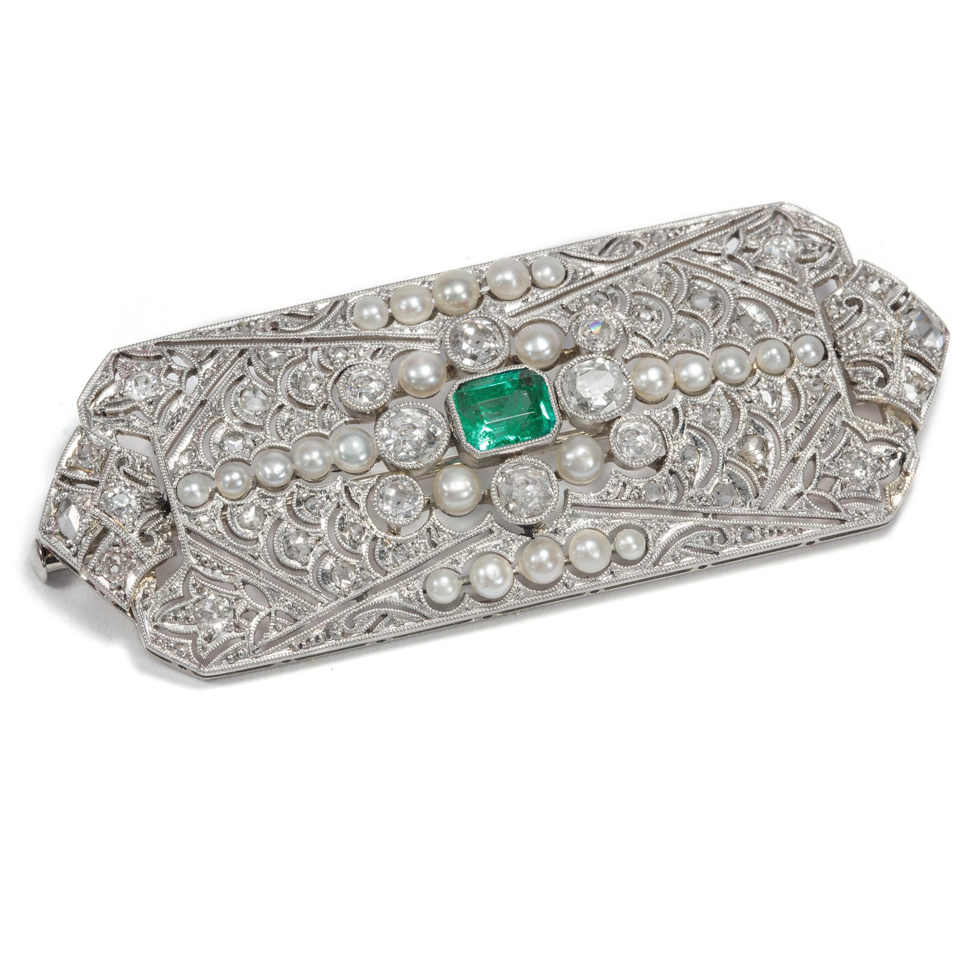 Old European Cut Art Déco circa 1925: Certified Emerald Diamond Natural Pearl White Gold Brooch