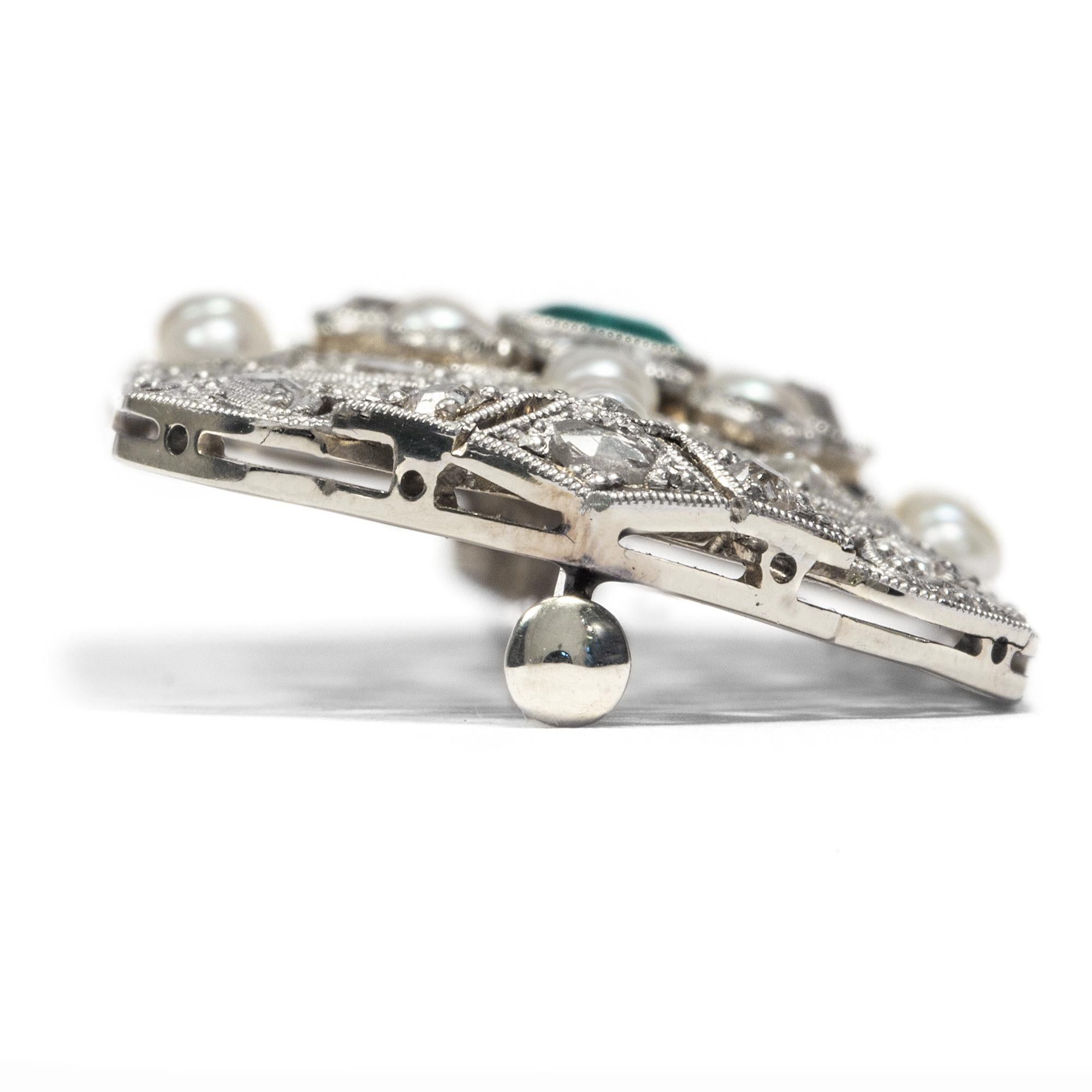 Art Déco circa 1925: Certified Emerald Diamond Natural Pearl White Gold Brooch In Excellent Condition In Berlin, Berlin