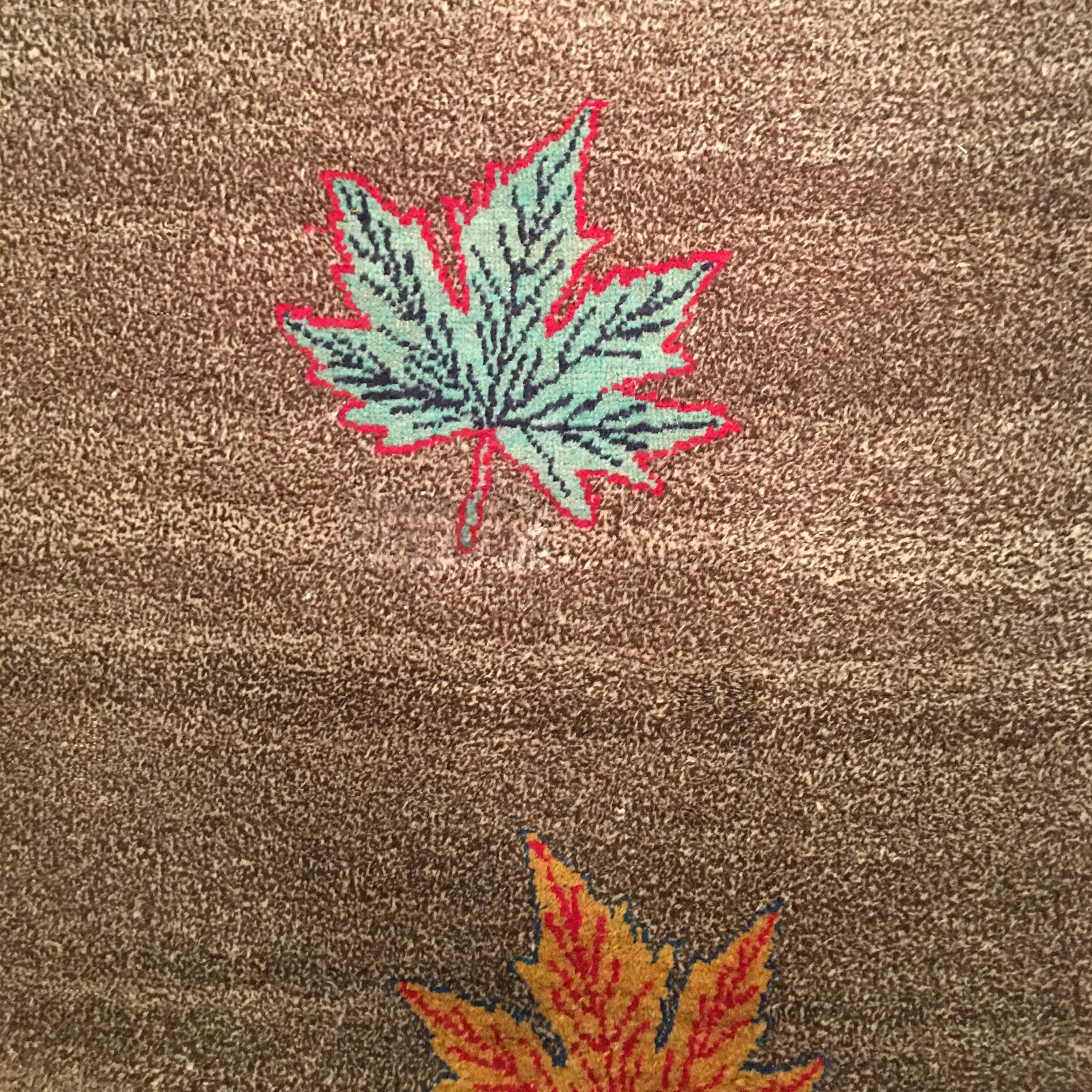 Noué à la main Tapis sel et poivre Art Déco marron et ivoire avec grandes feuilles d'érable en vente