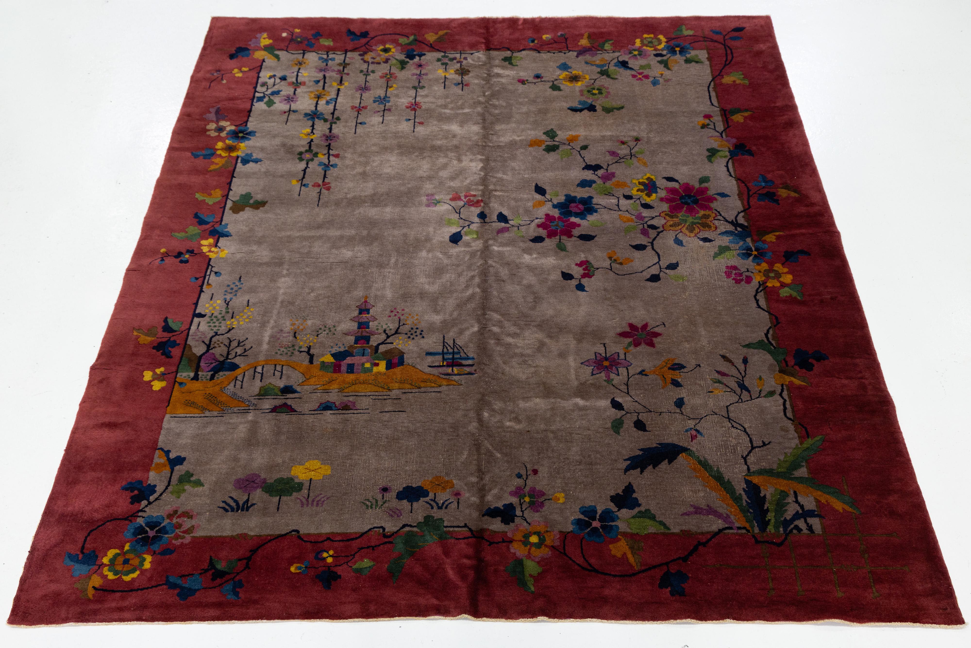 Superbe tapis chinois Art Déco en laine nouée à la main, avec un champ de couleur marron et un cadre d'accents rouges et multicolores dans un exquis motif floral chinois.

Ce tapis mesure : 9'1