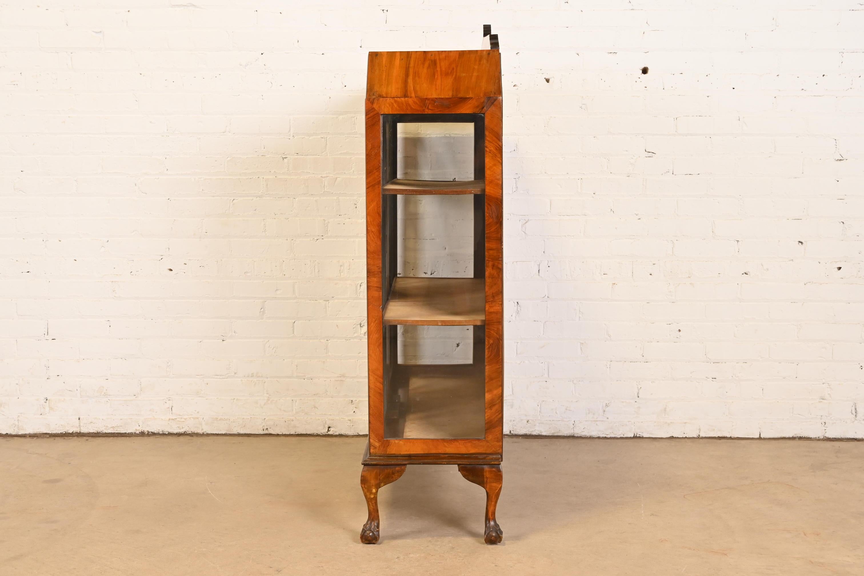 Bibliothèque ou vitrine ancienne en bois de ronce Art Deco, vers 1920 en vente 4