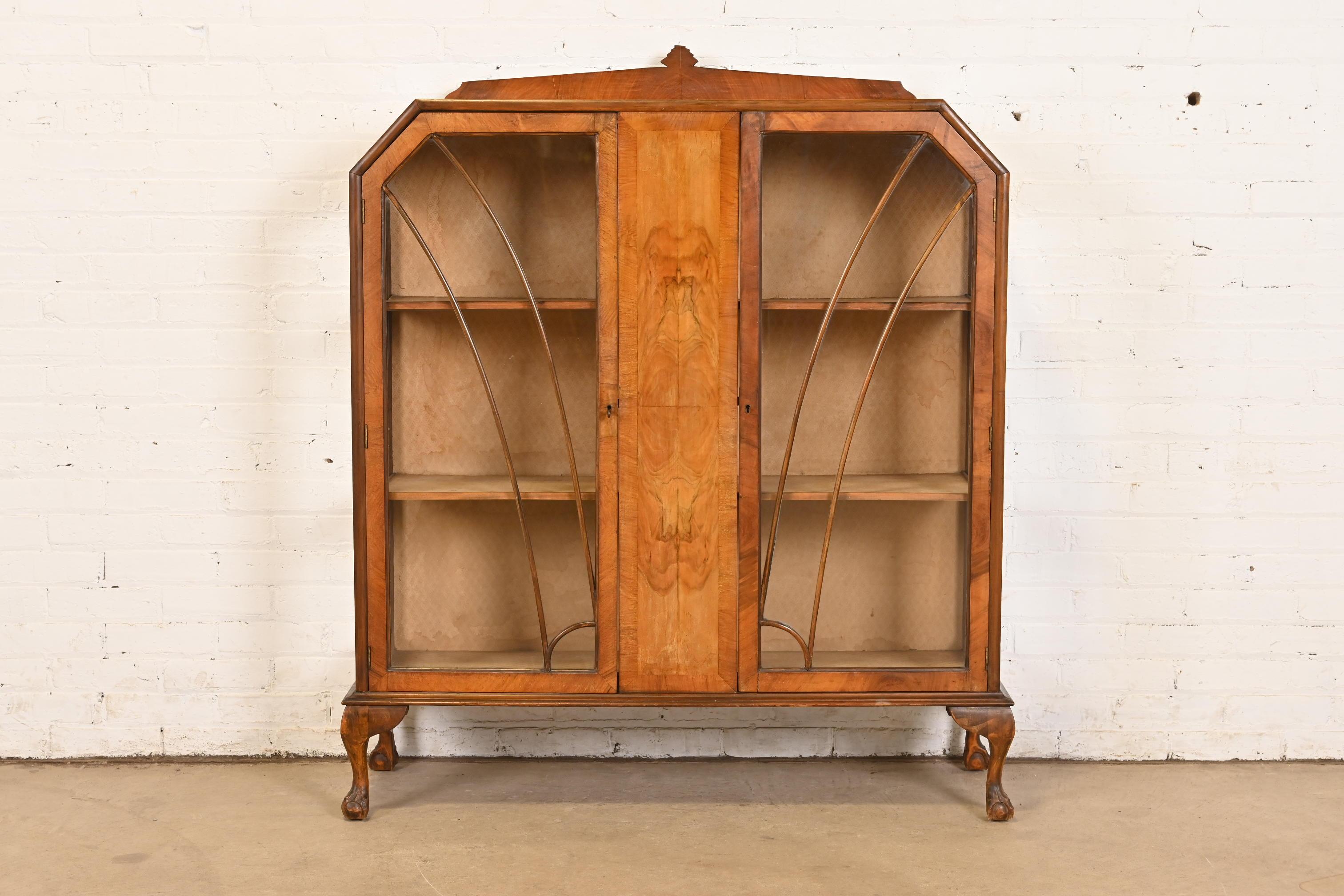 Magnifique bibliothèque ou vitrine ancienne de style Art Déco

États-Unis, vers 1920

Magnifique noyer roussi assorti, avec façade et côtés en verre, et pieds sculptés en forme de boule et de griffe. L'armoire se verrouille et la clé est